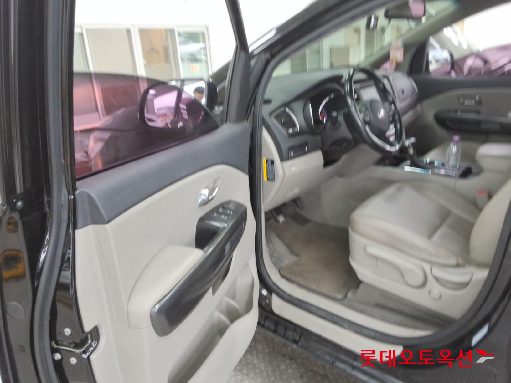 Kia New Carnival - 37