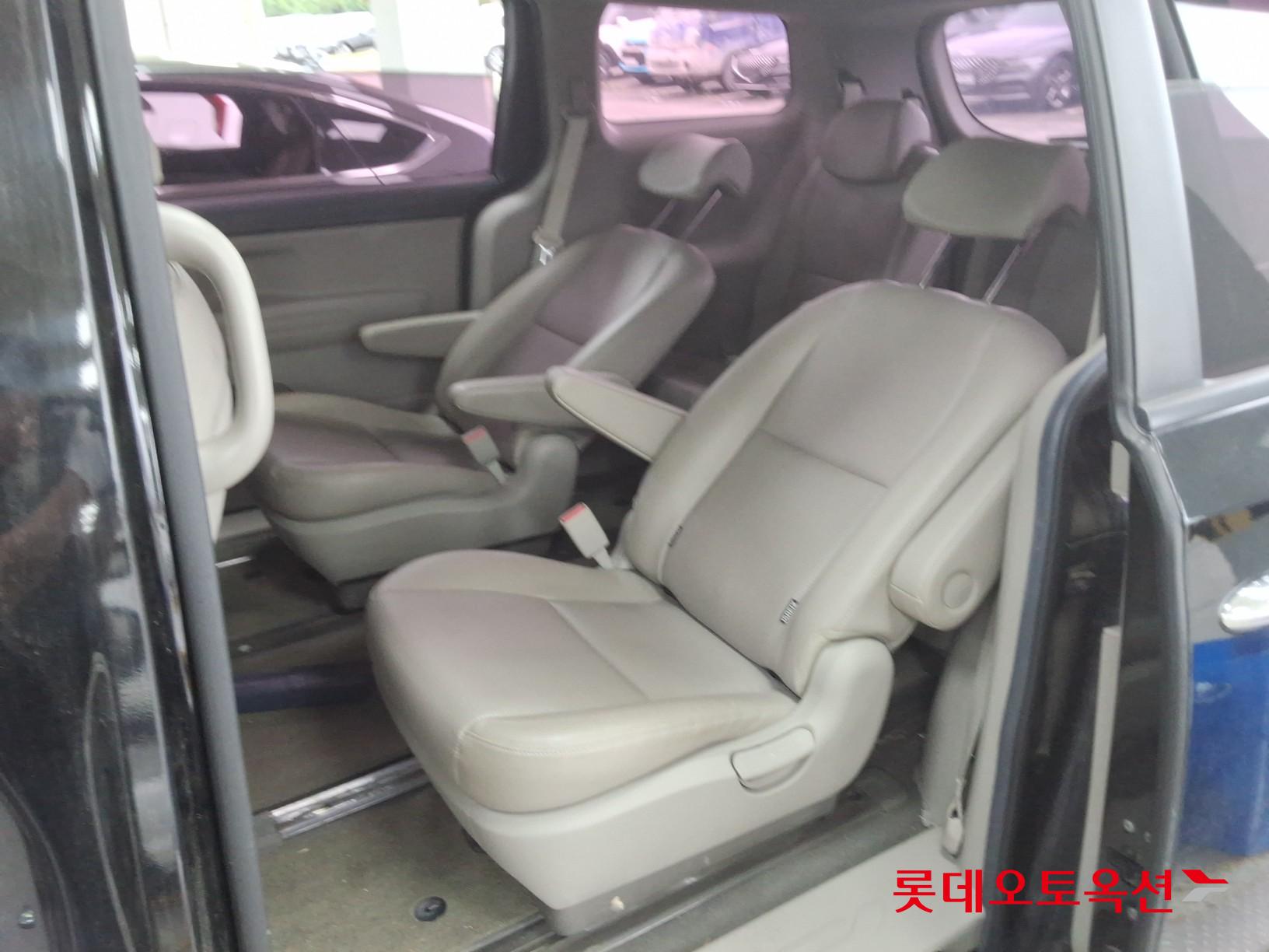 Kia New Carnival - 38