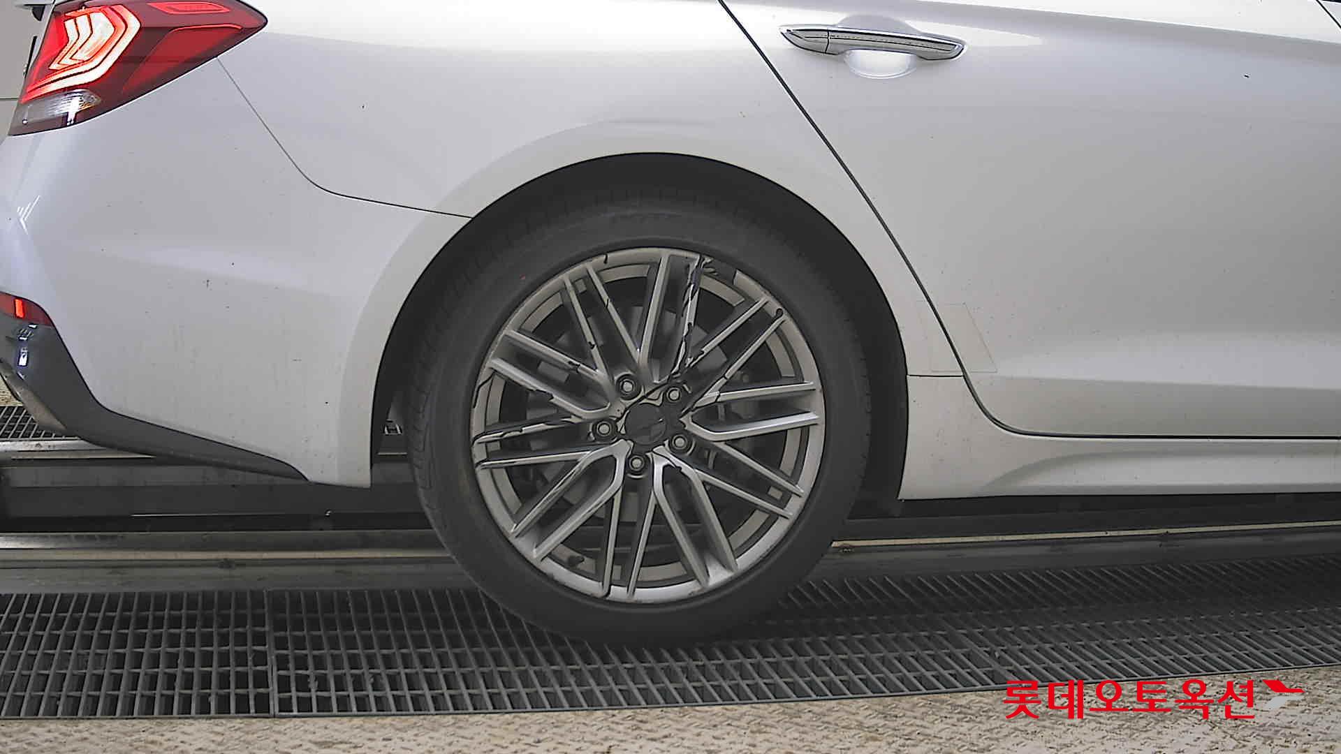 Genesis G70 - 28