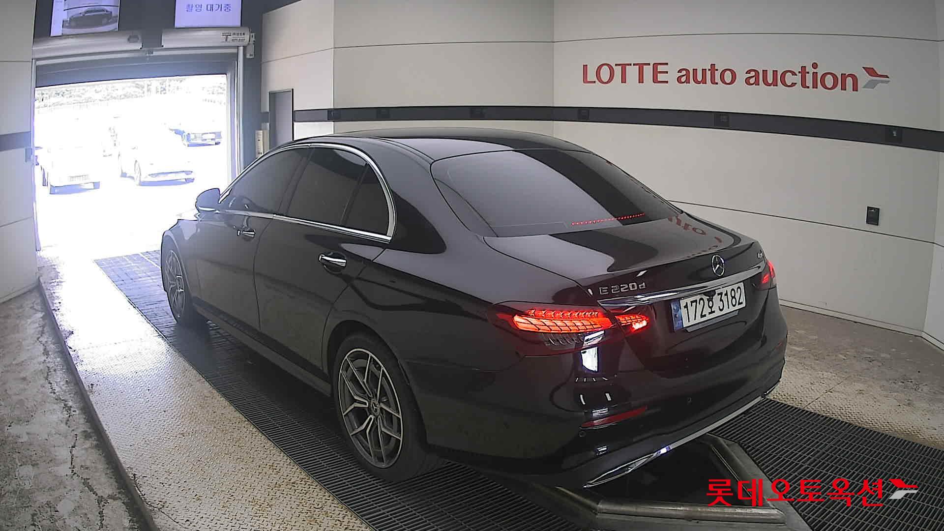 مرسيدس بنز E220 2022 4M LINE