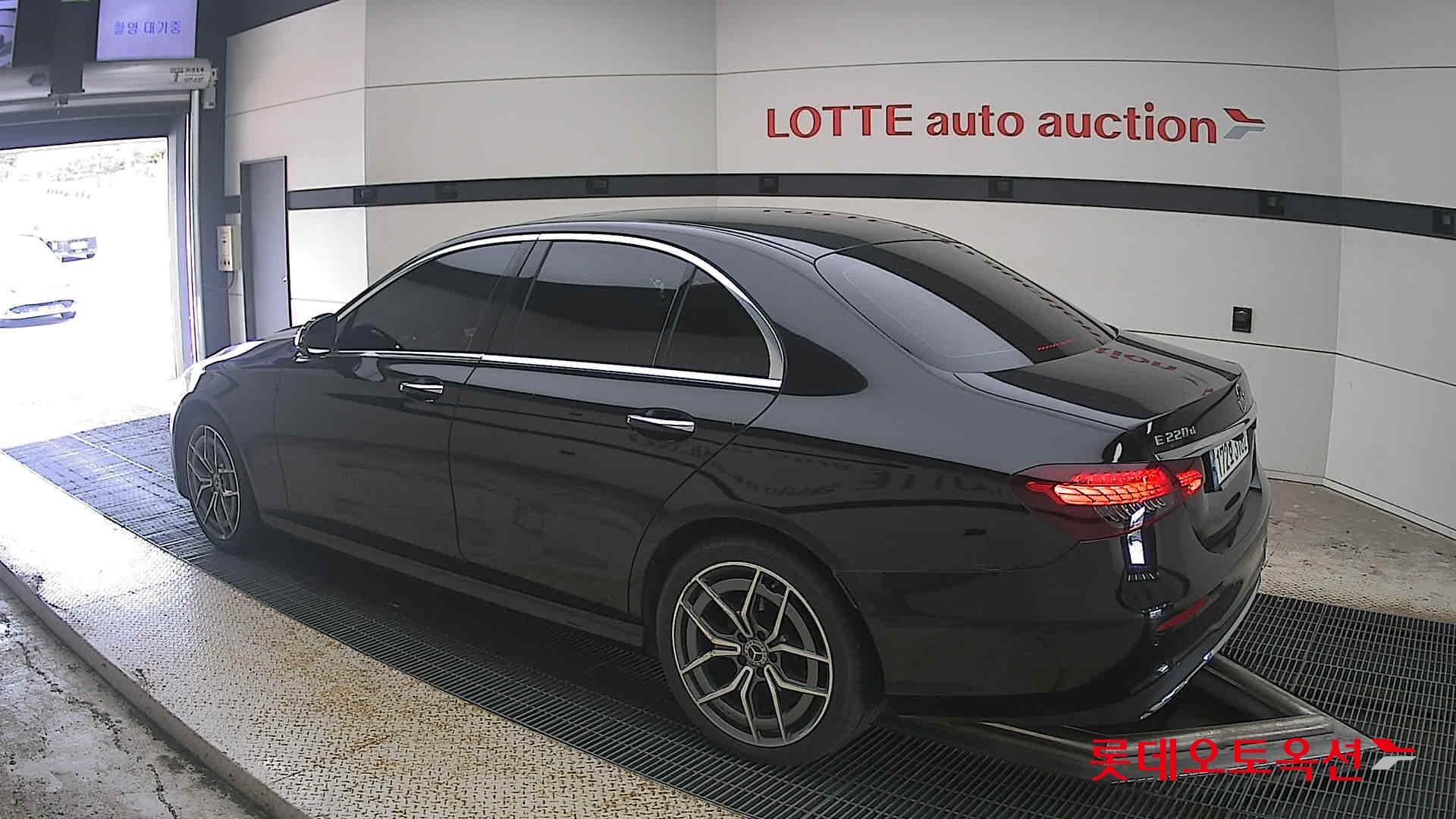مرسيدس بنز E220 2022 4M LINE