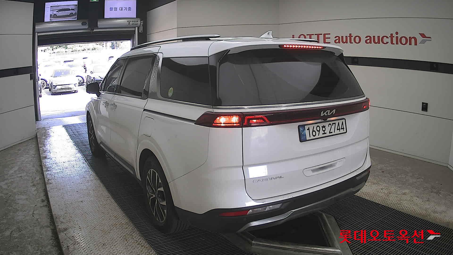 Kia Carnival - 16