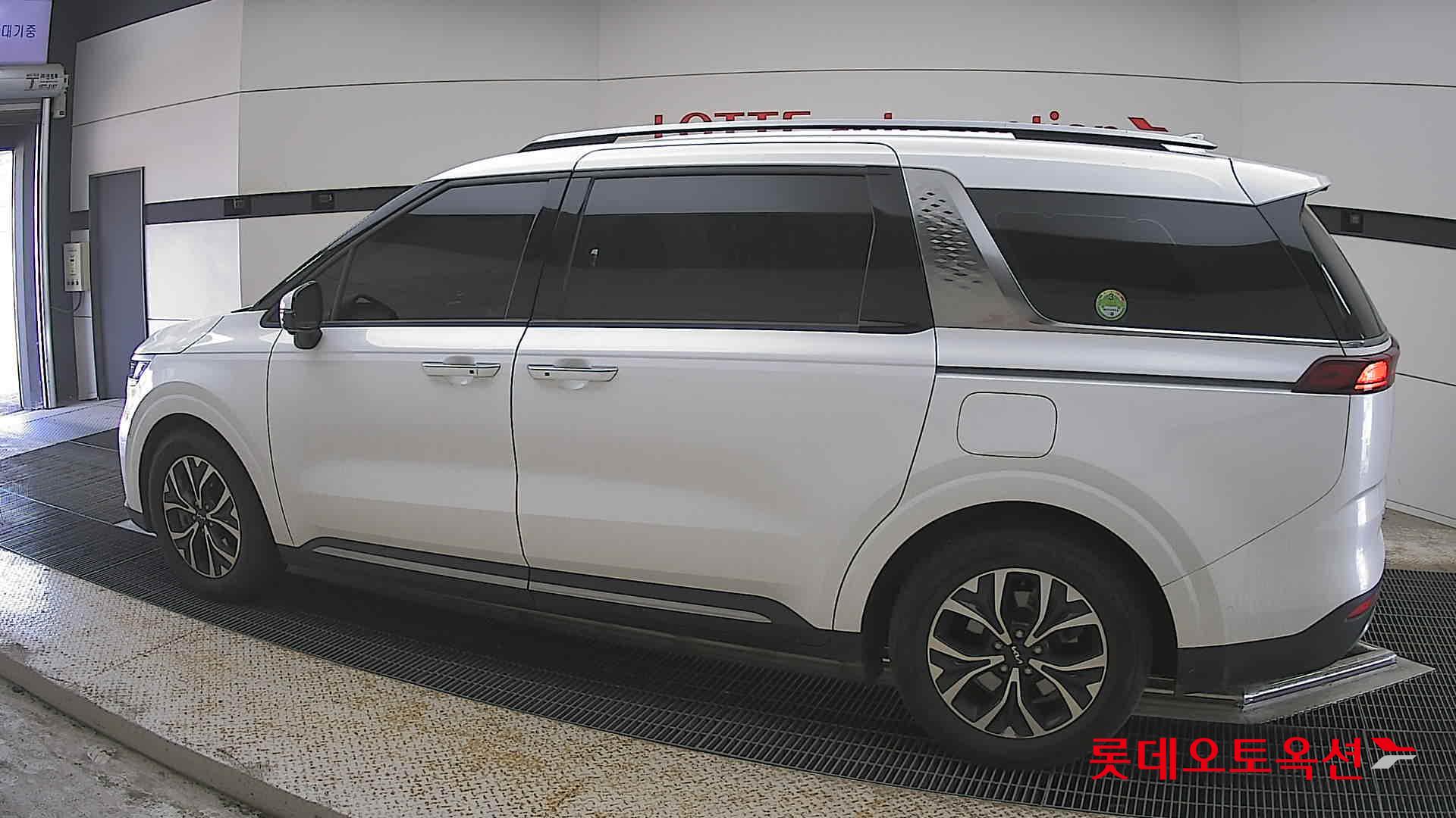 Kia Carnival - 14