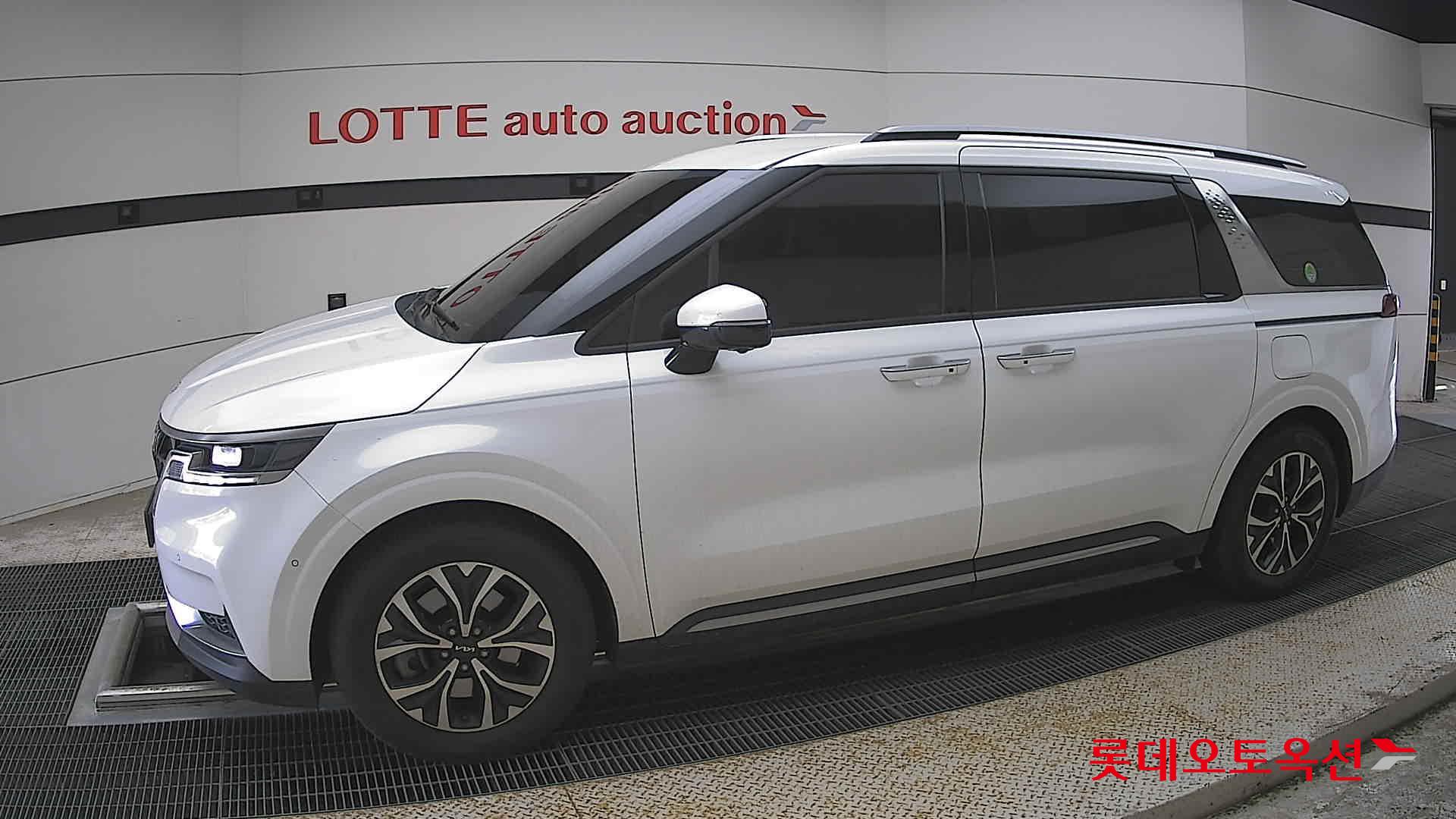 Kia Carnival - 12