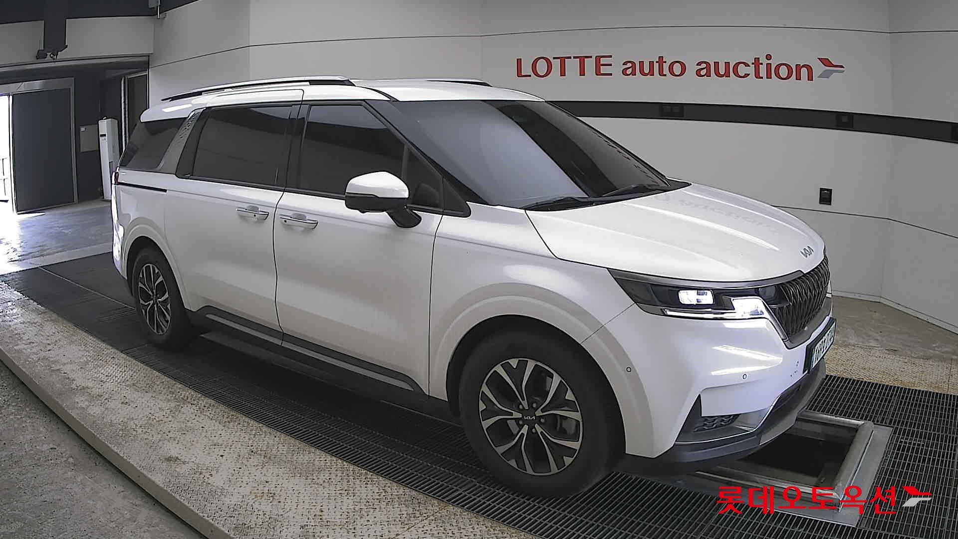 Kia Carnival - 23