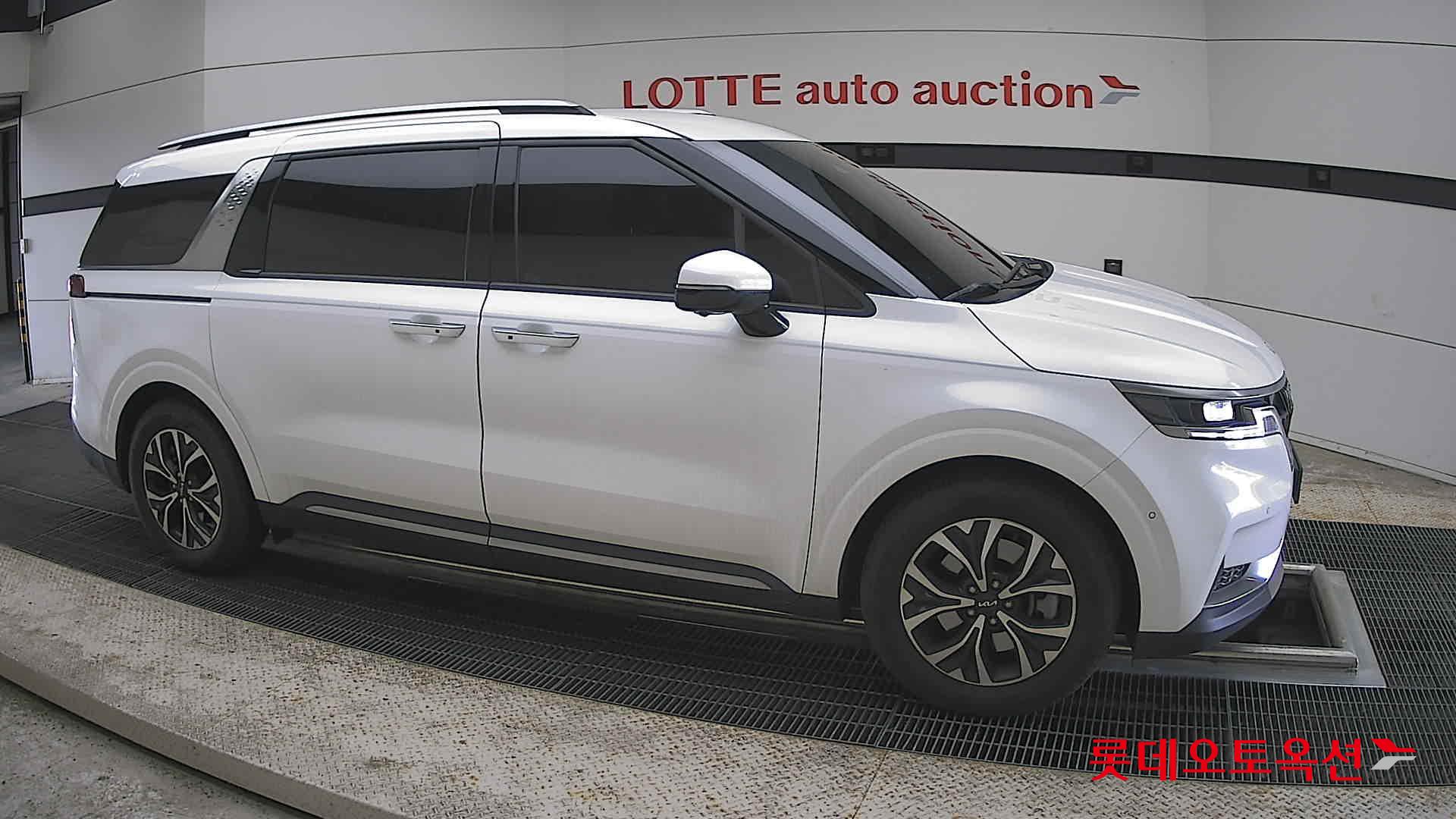 Kia Carnival - 22