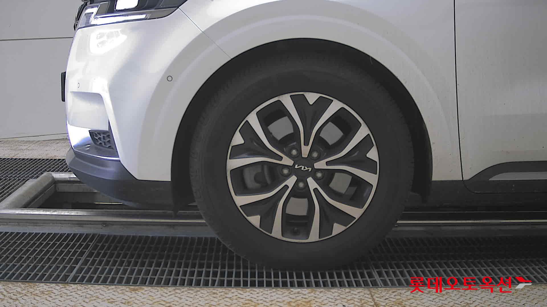 Kia Carnival - 25