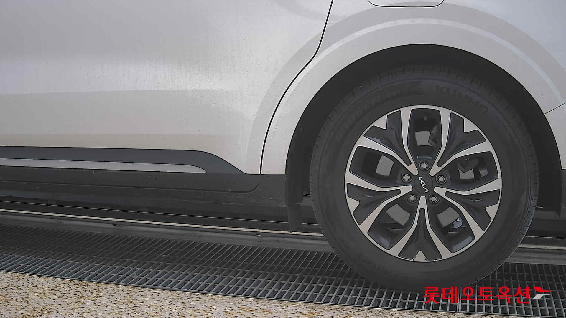 Kia Carnival - 26