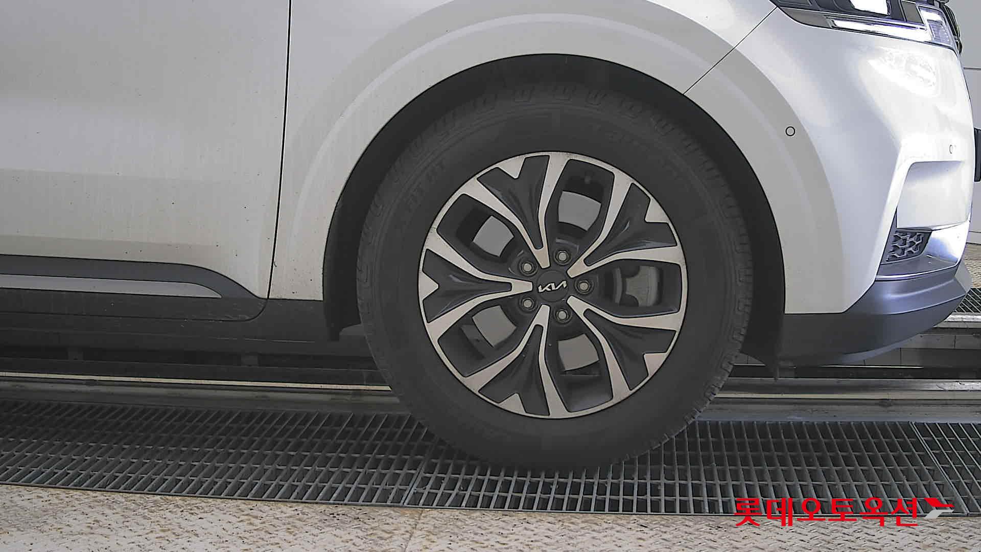 Kia Carnival - 27