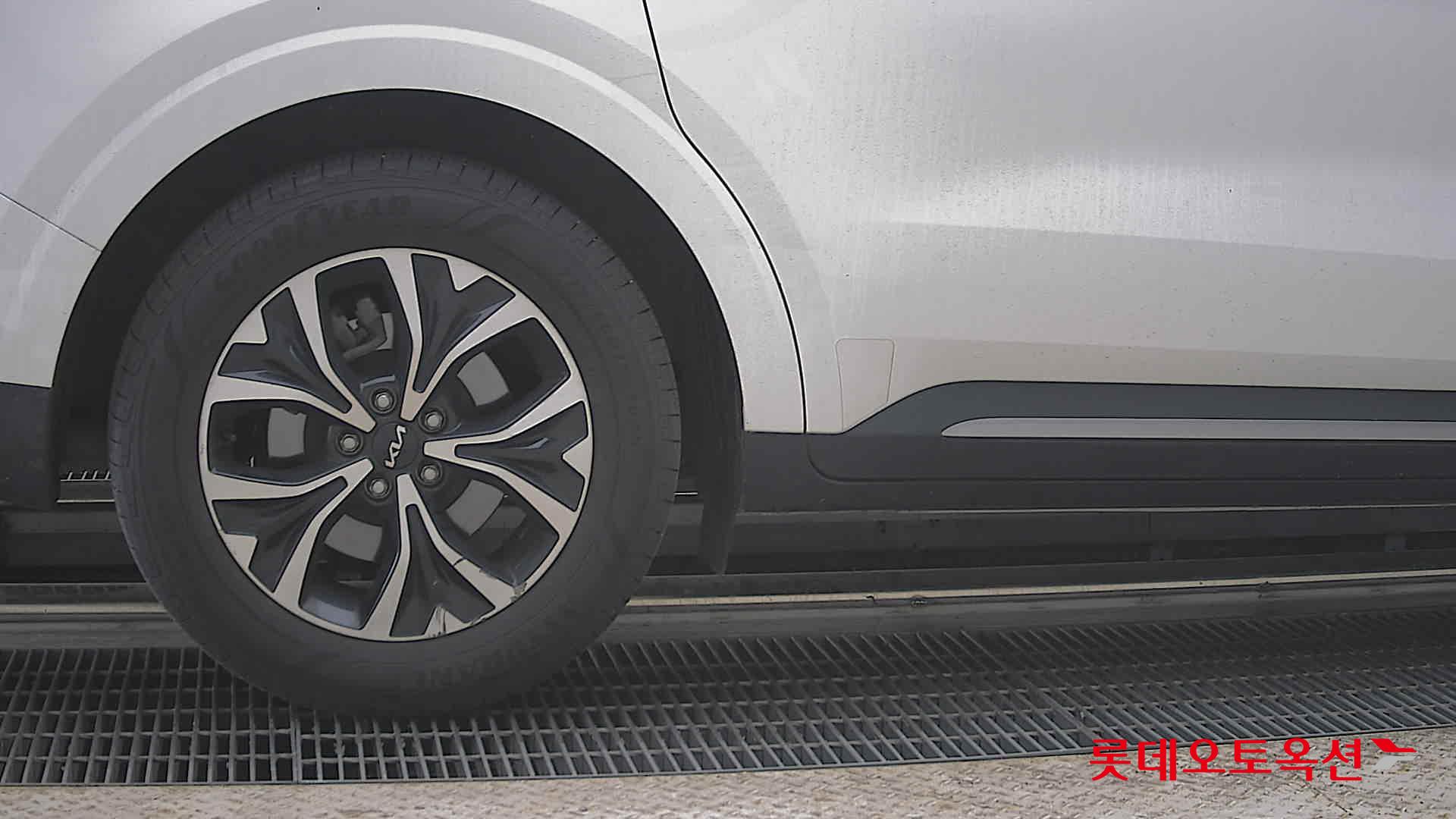 Kia Carnival - 28