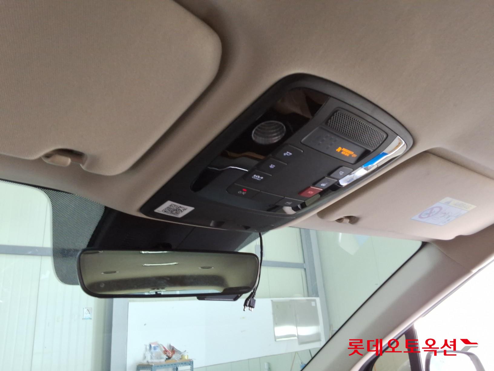 Kia Carnival - 32