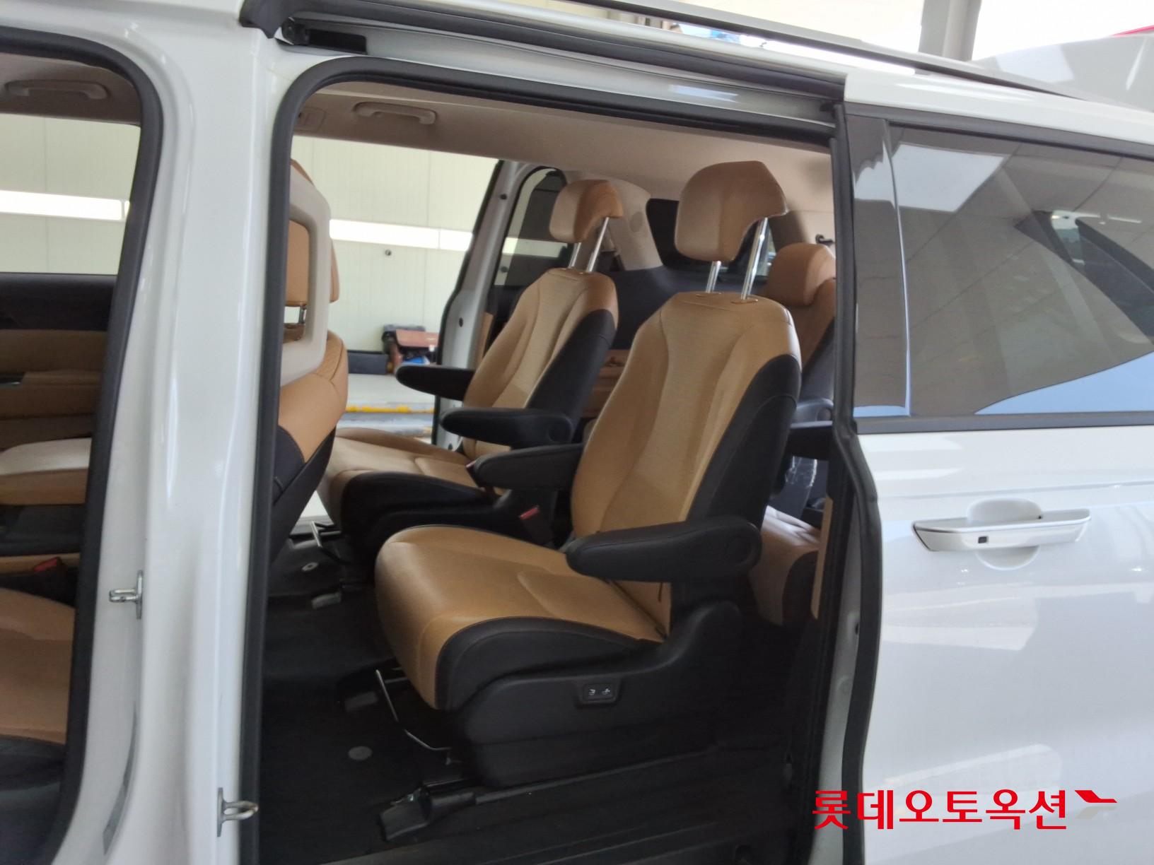 Kia Carnival - 38