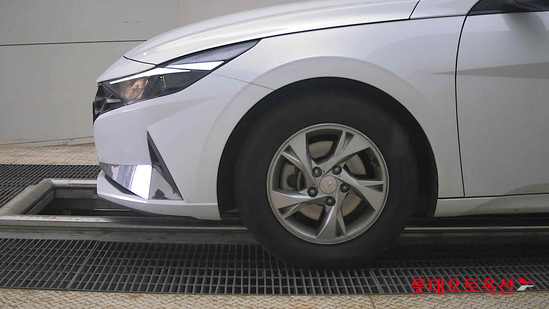 Hyundai Elantra - 25