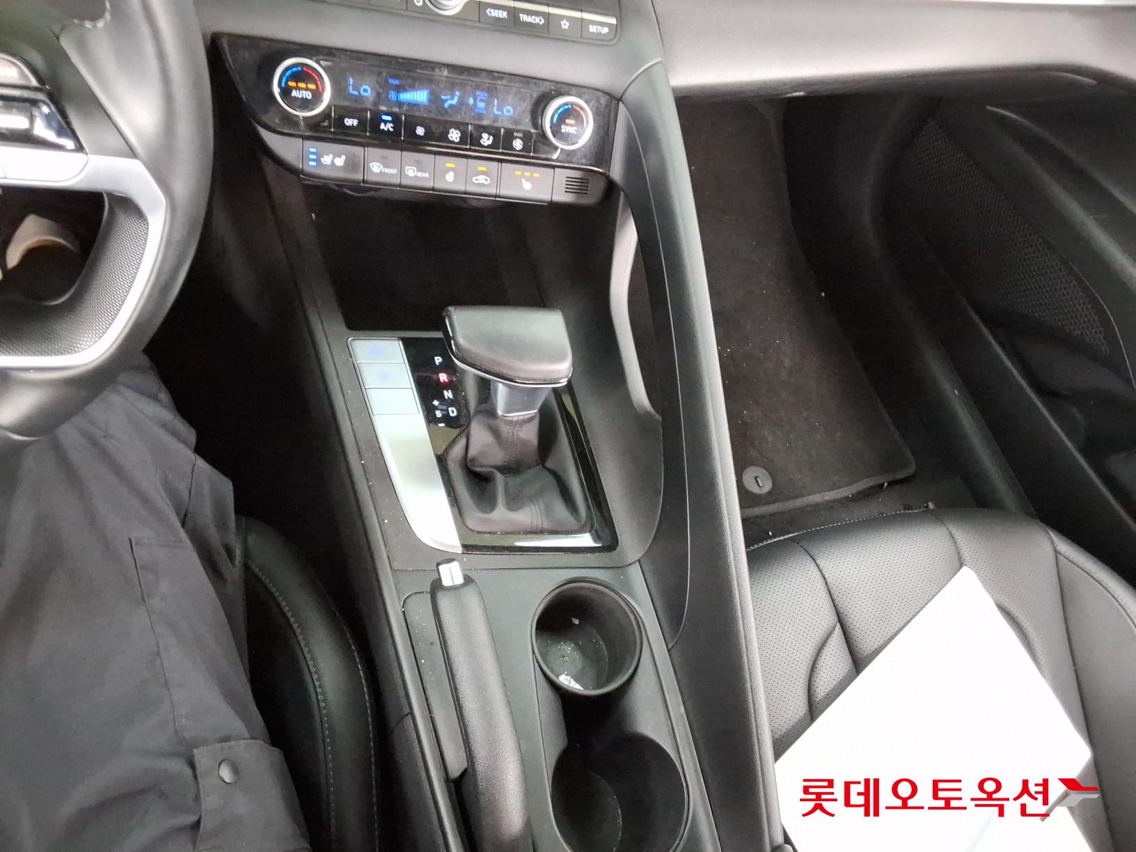 Hyundai Elantra - 34