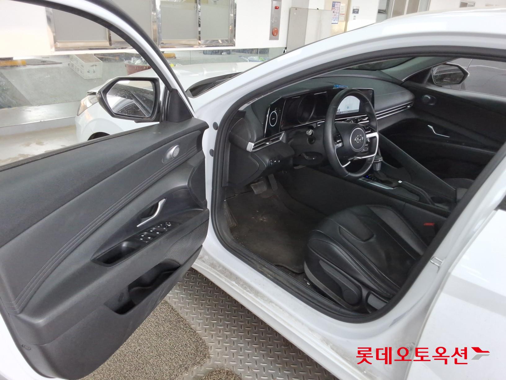 Hyundai Elantra - 35