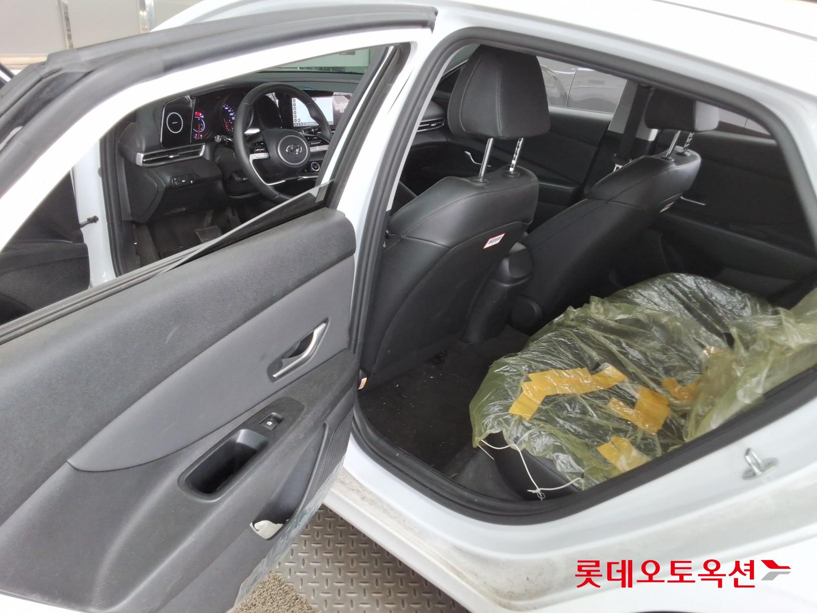 Hyundai Elantra - 37