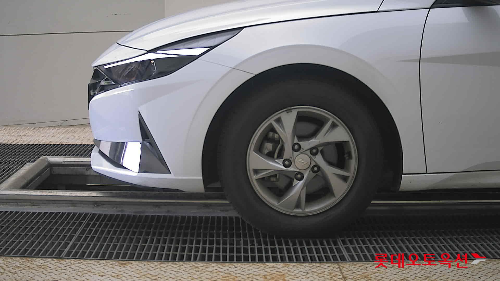 Hyundai Elantra - 25