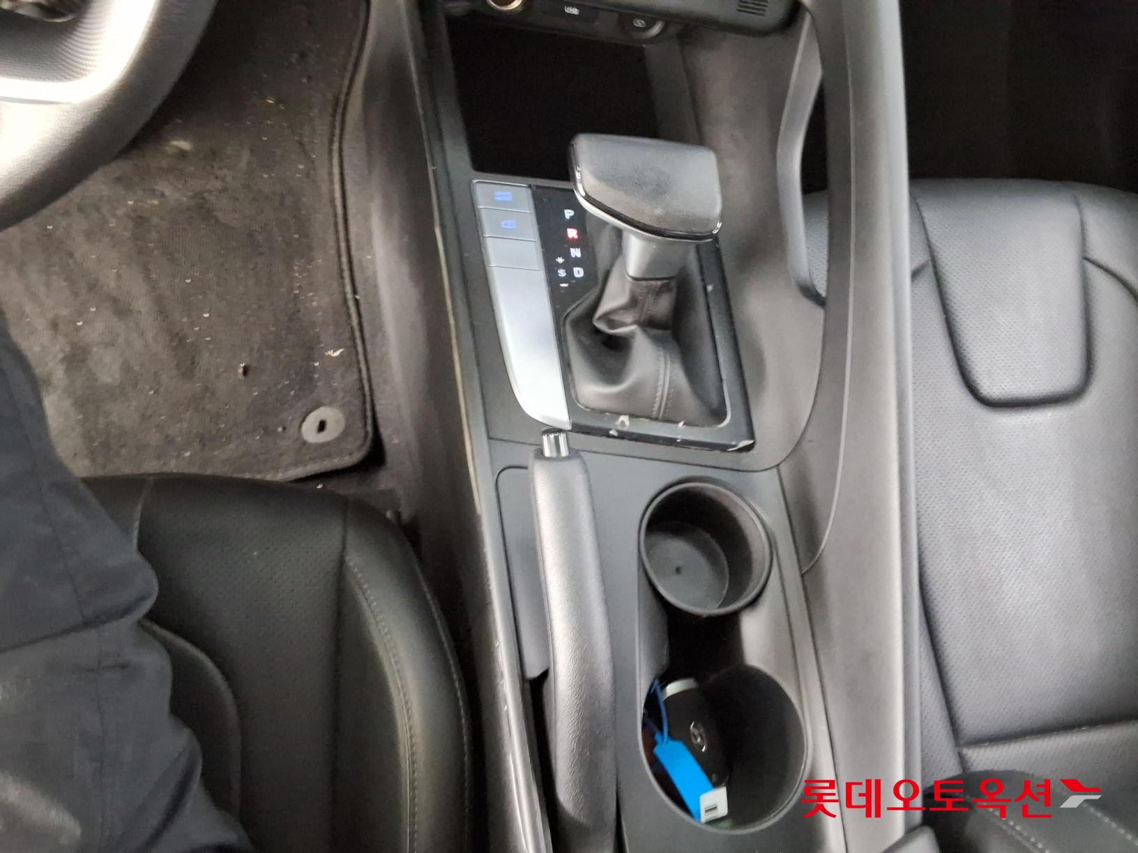 Hyundai Elantra - 32
