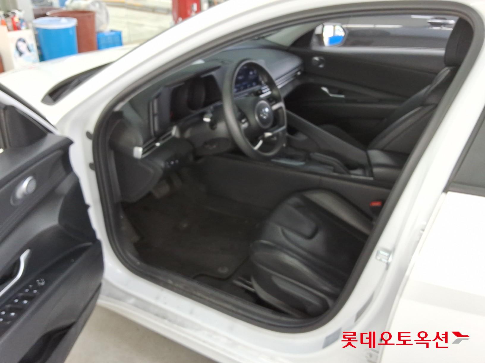 Hyundai Elantra - 35
