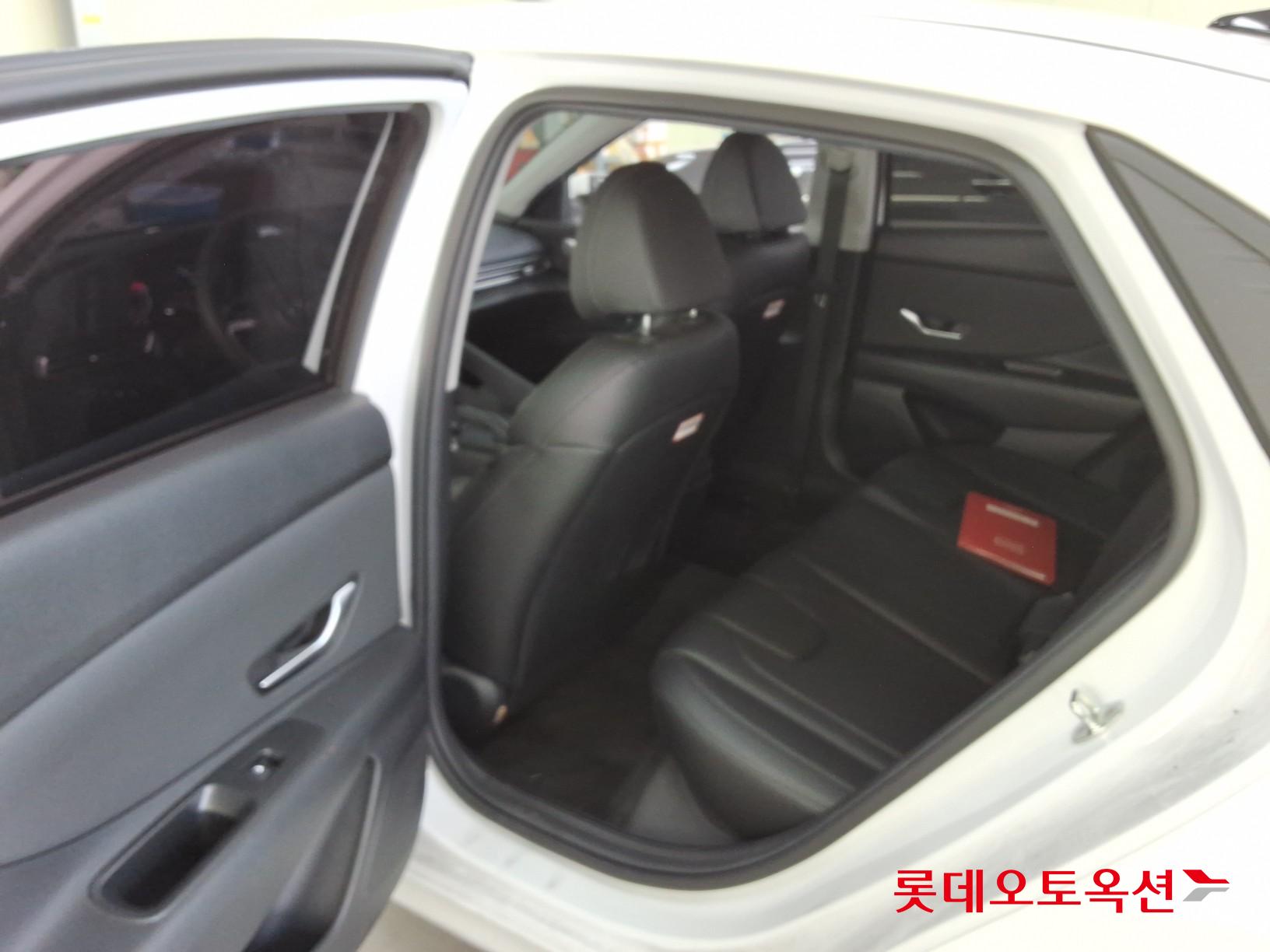 Hyundai Elantra - 36