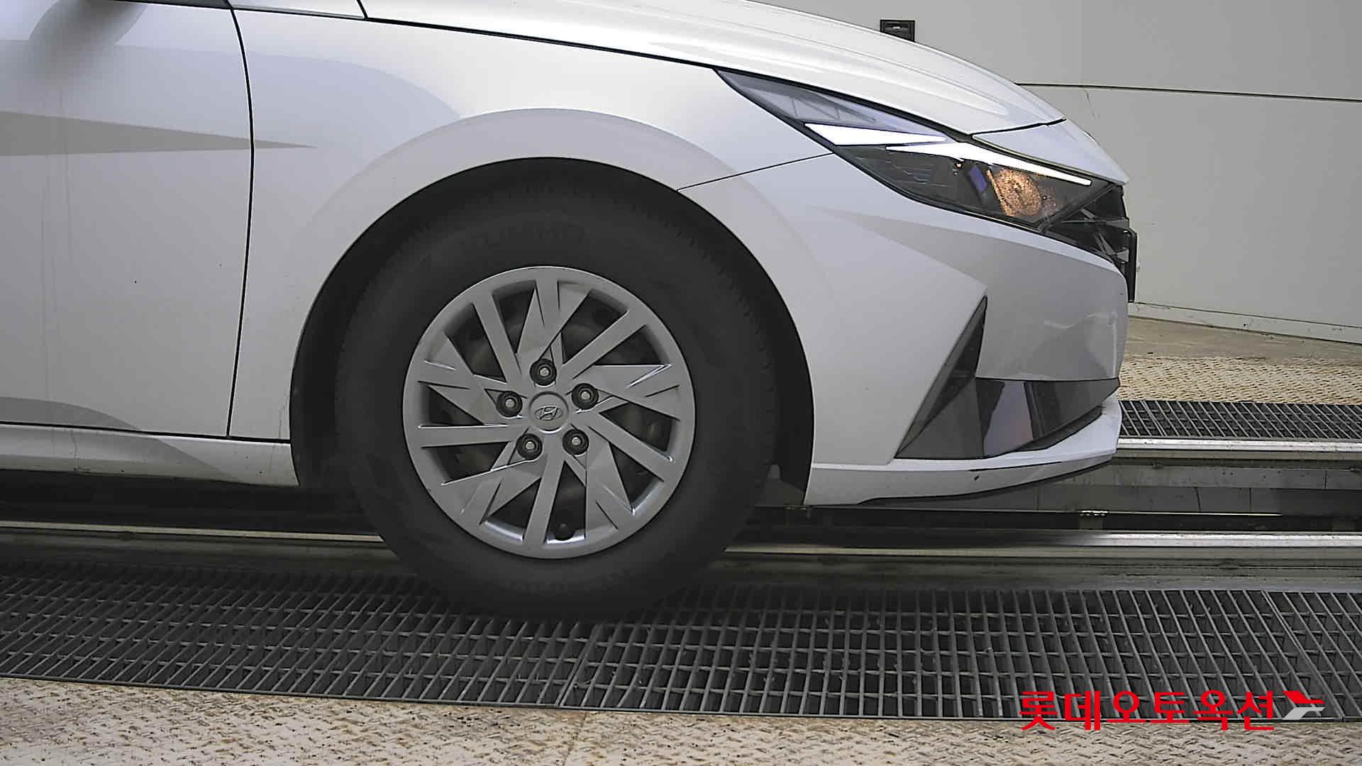 Hyundai Elantra - 27