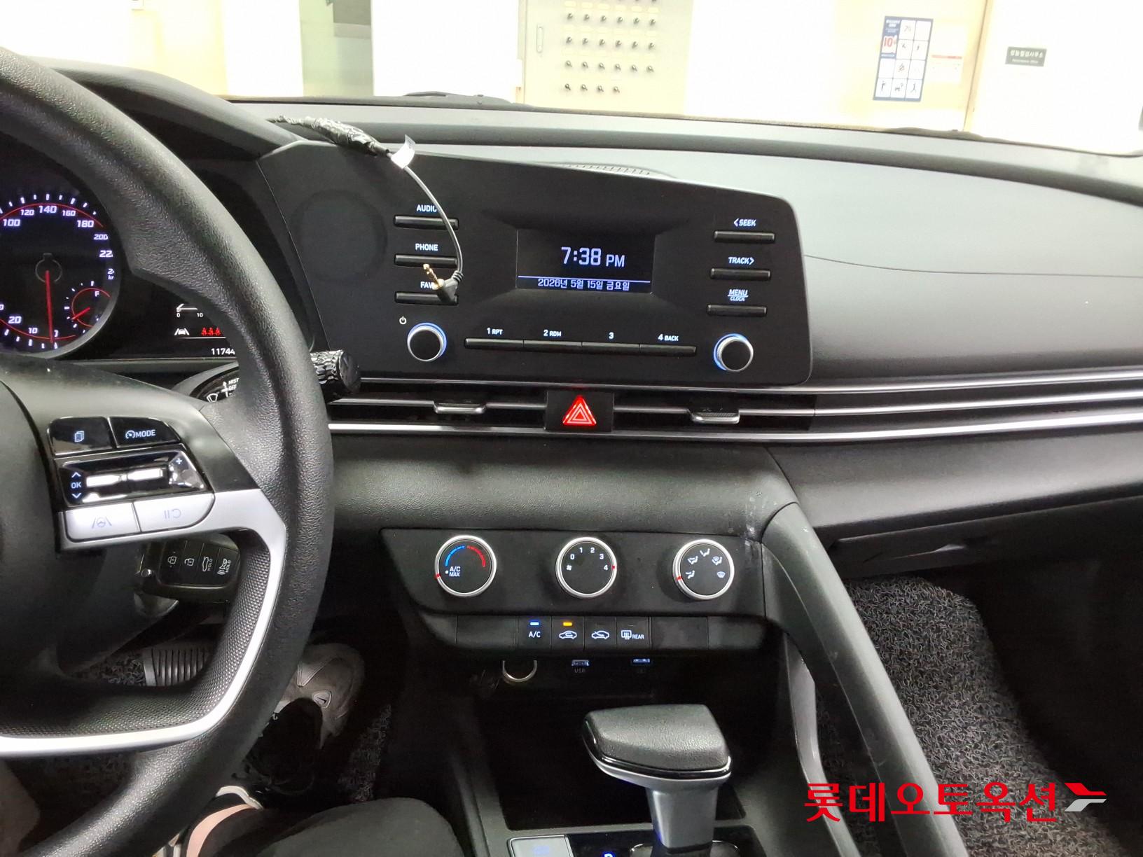 Hyundai Elantra - 31
