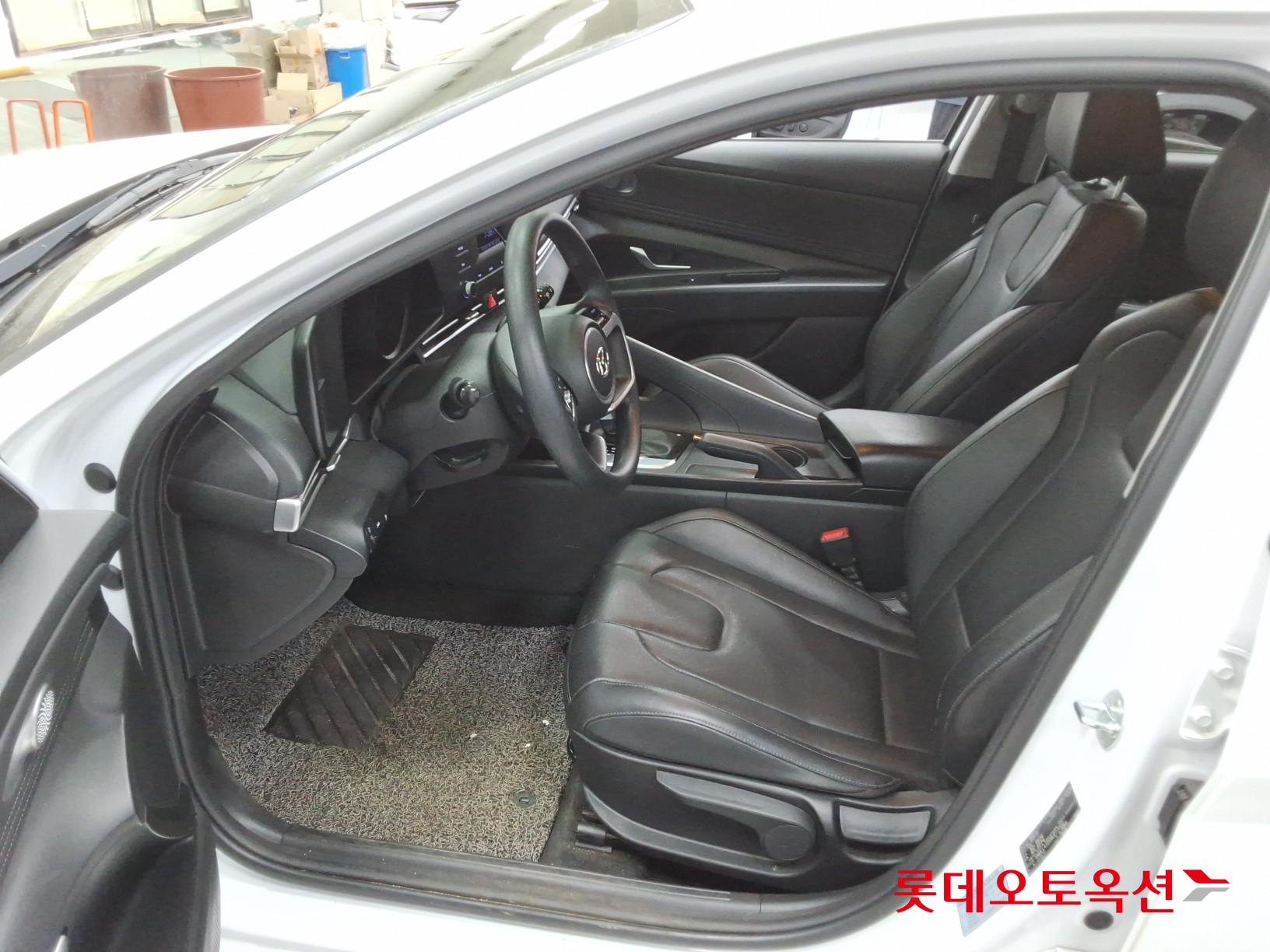 Hyundai Elantra - 36