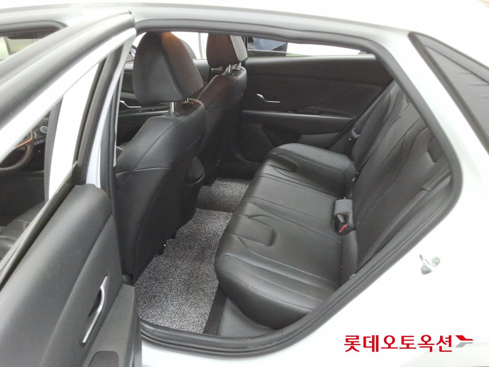 Hyundai Elantra - 38