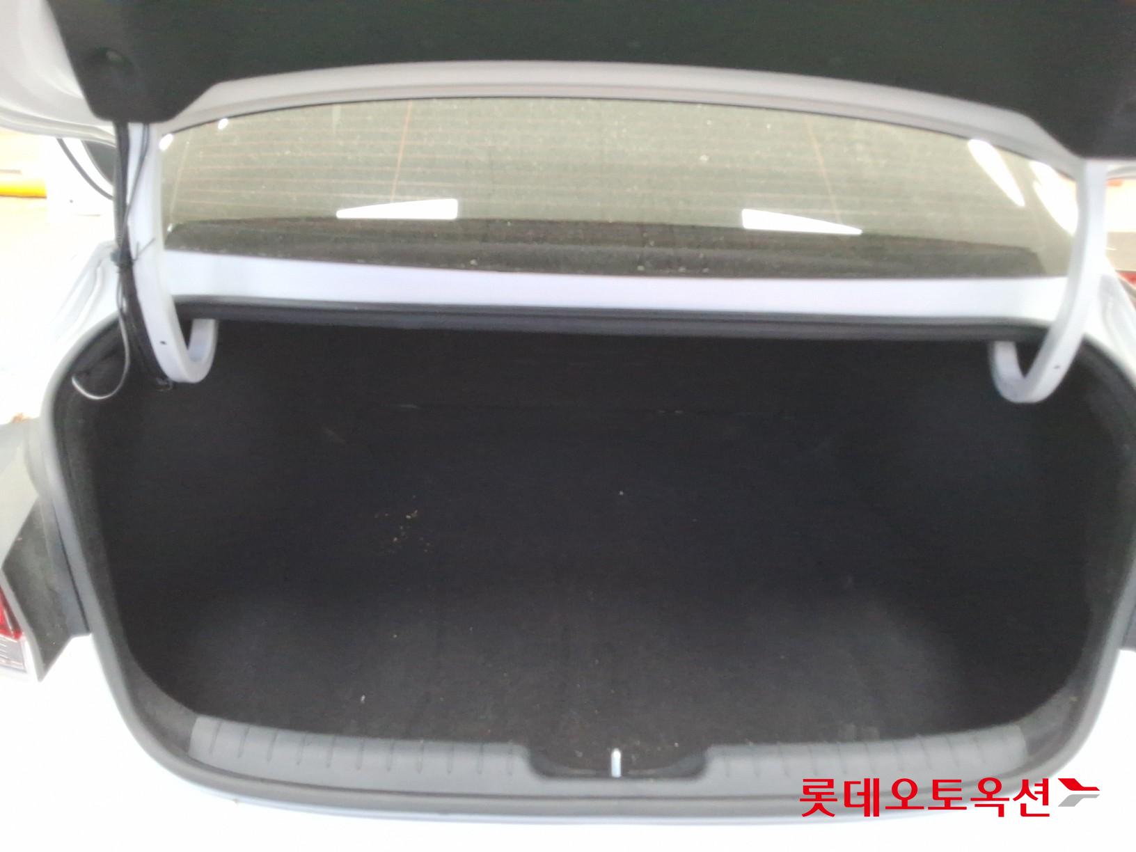 Hyundai Elantra - 9