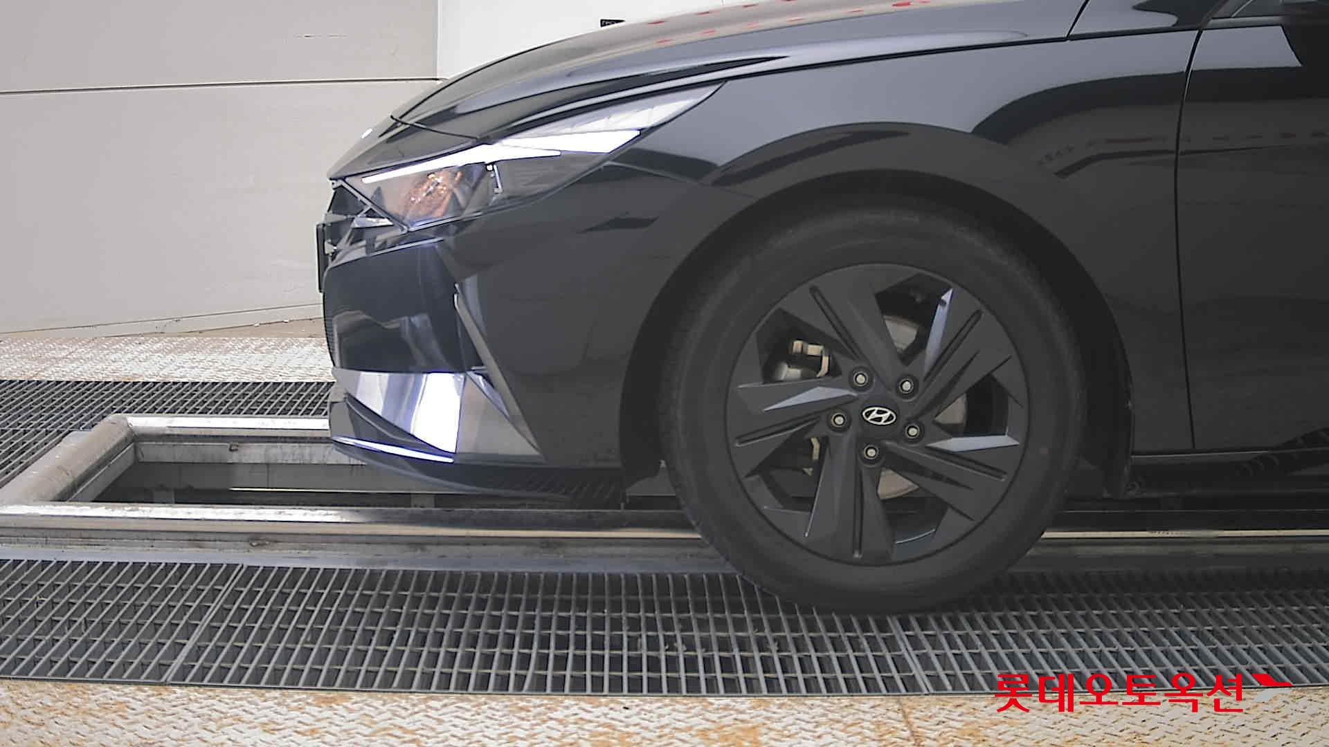 Hyundai Elantra - 25