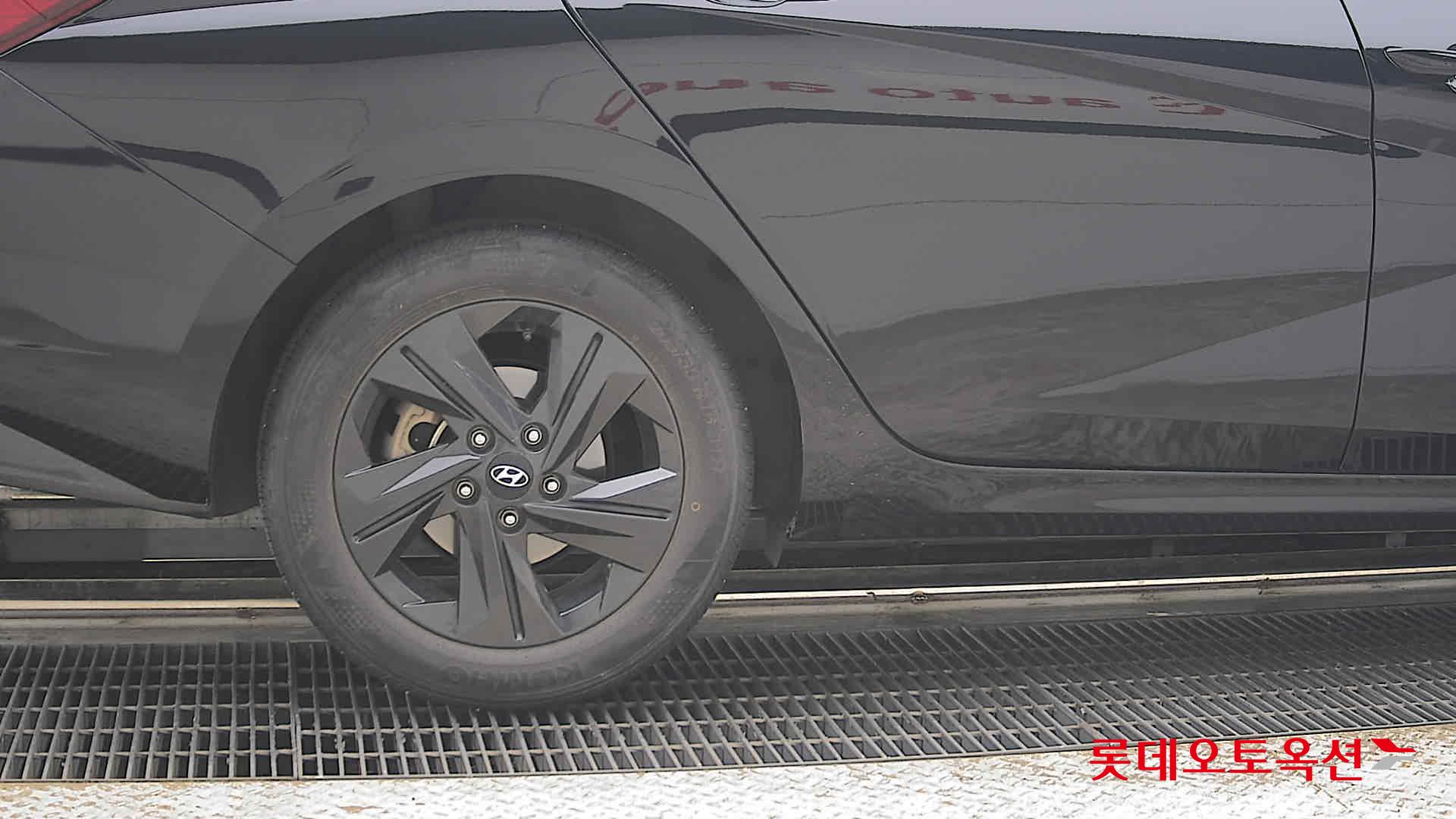 Hyundai Elantra - 28