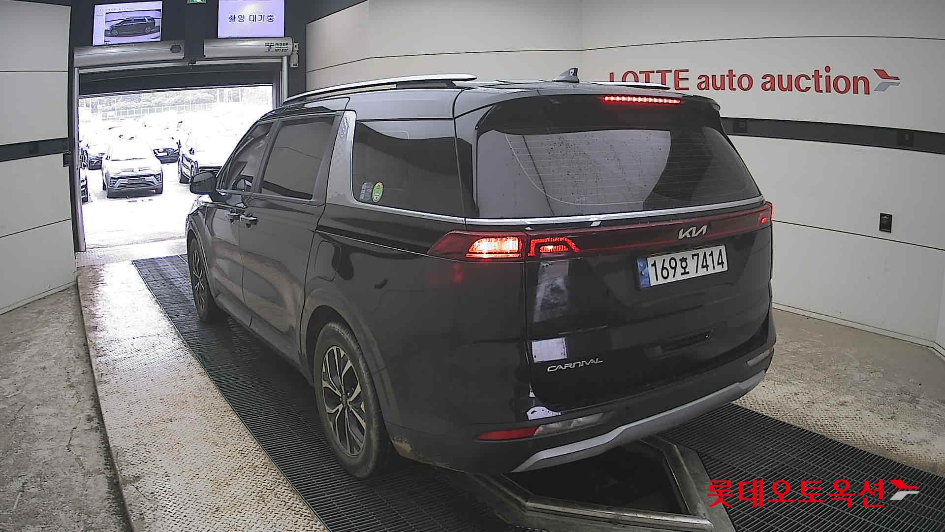 Kia Carnival - 16