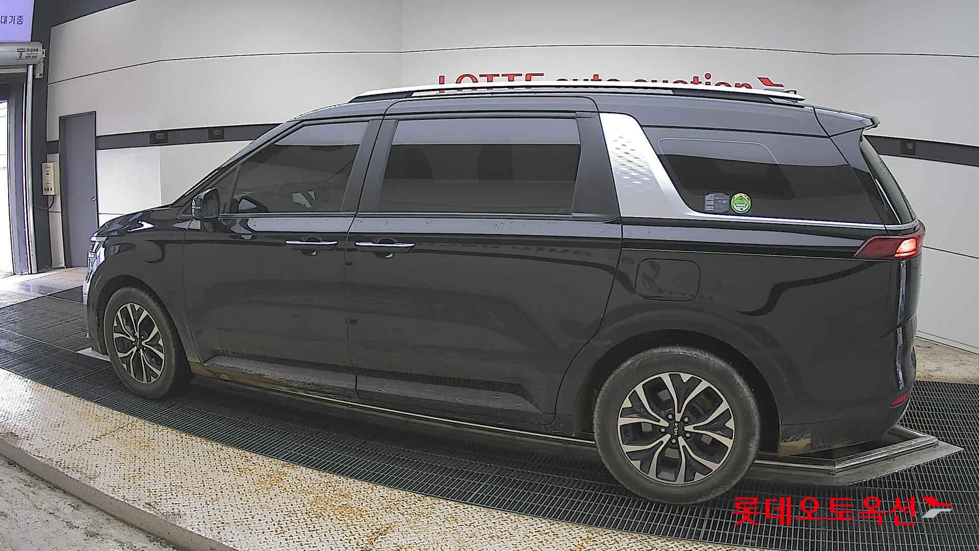 Kia Carnival - 14