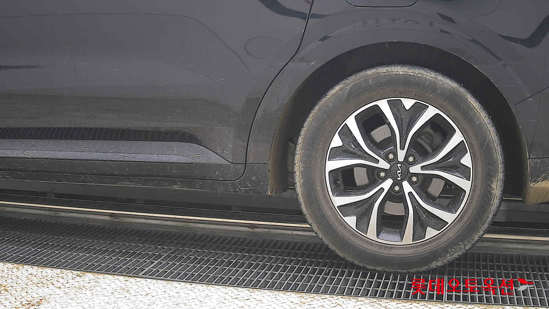 Kia Carnival - 26