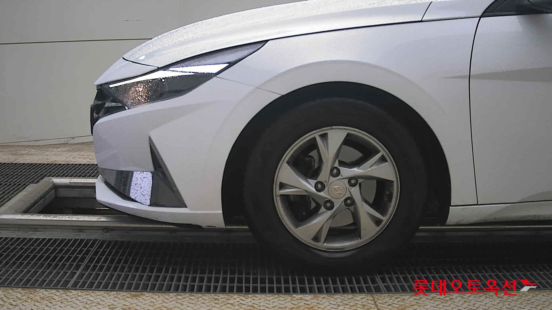 Hyundai Elantra - 25