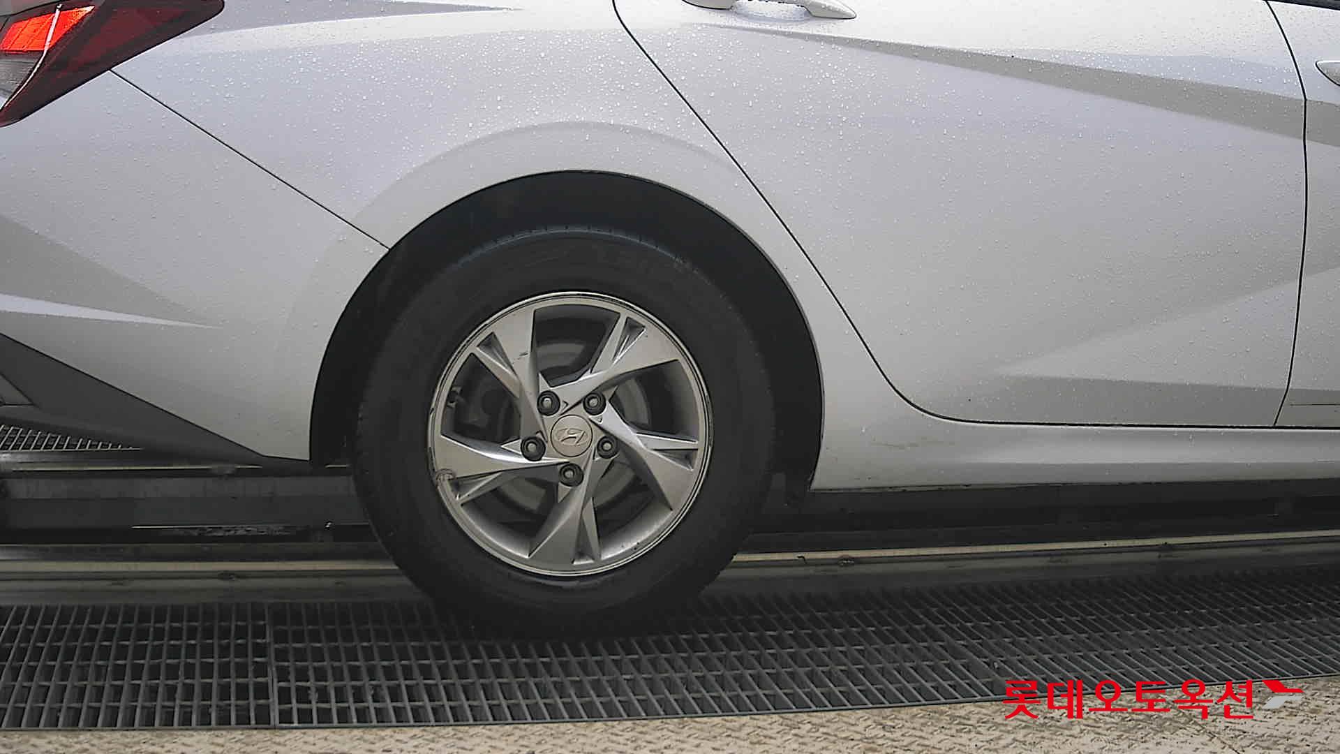 Hyundai Elantra - 28