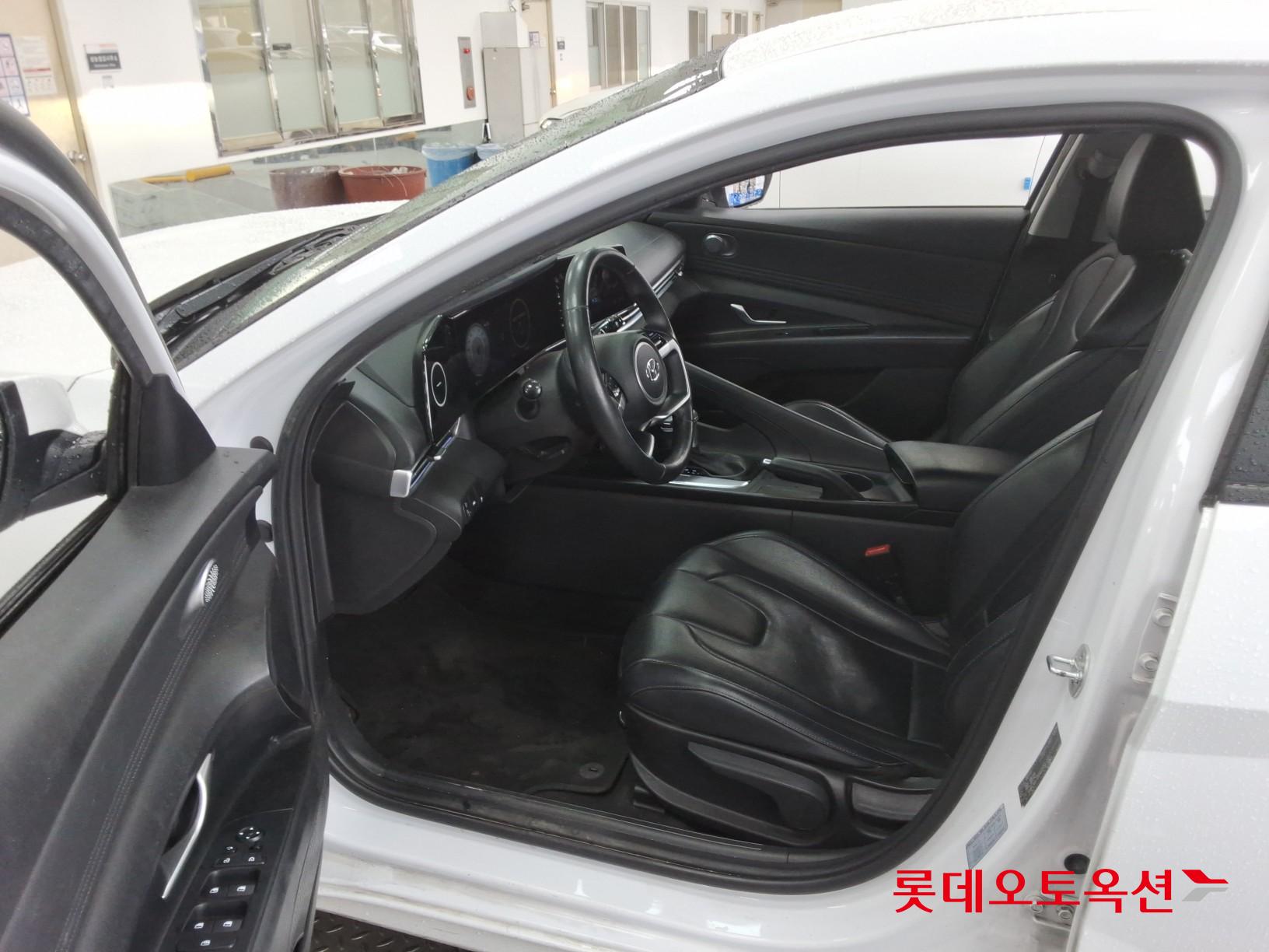 Hyundai Elantra - 36