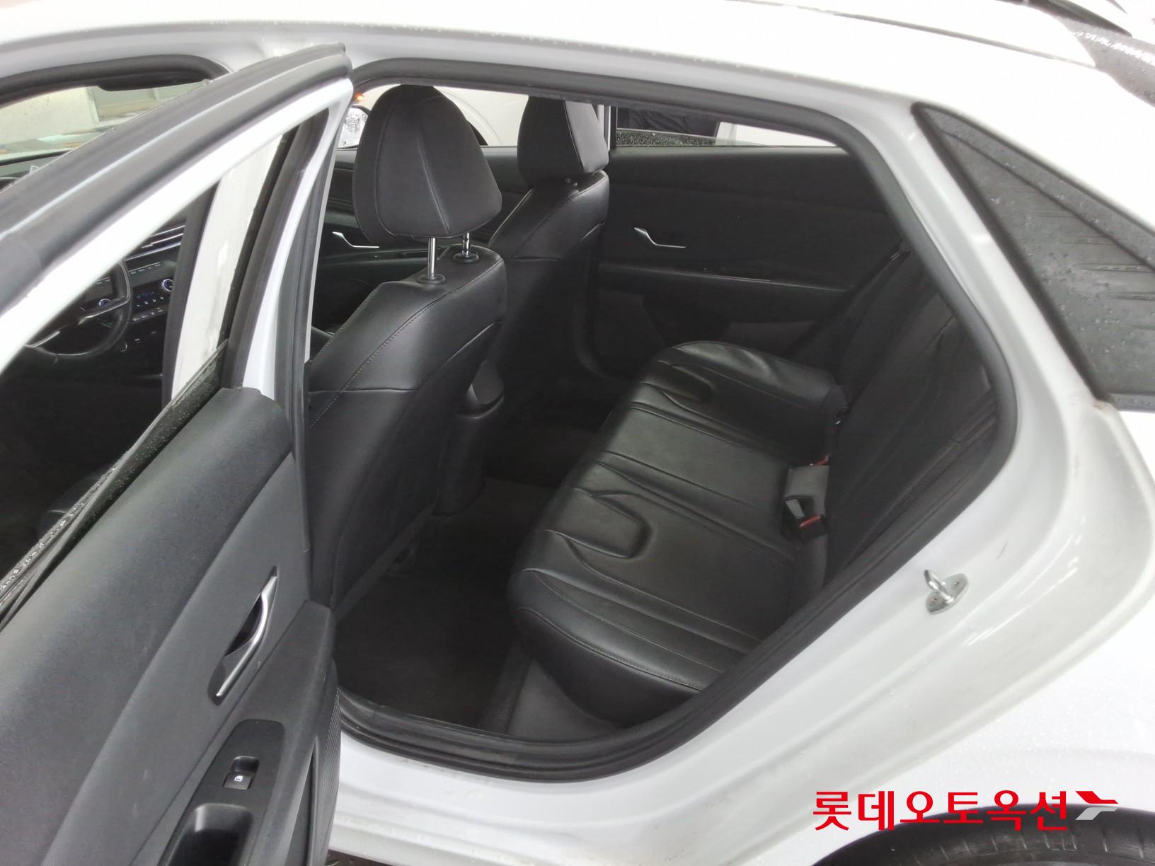 Hyundai Elantra - 38