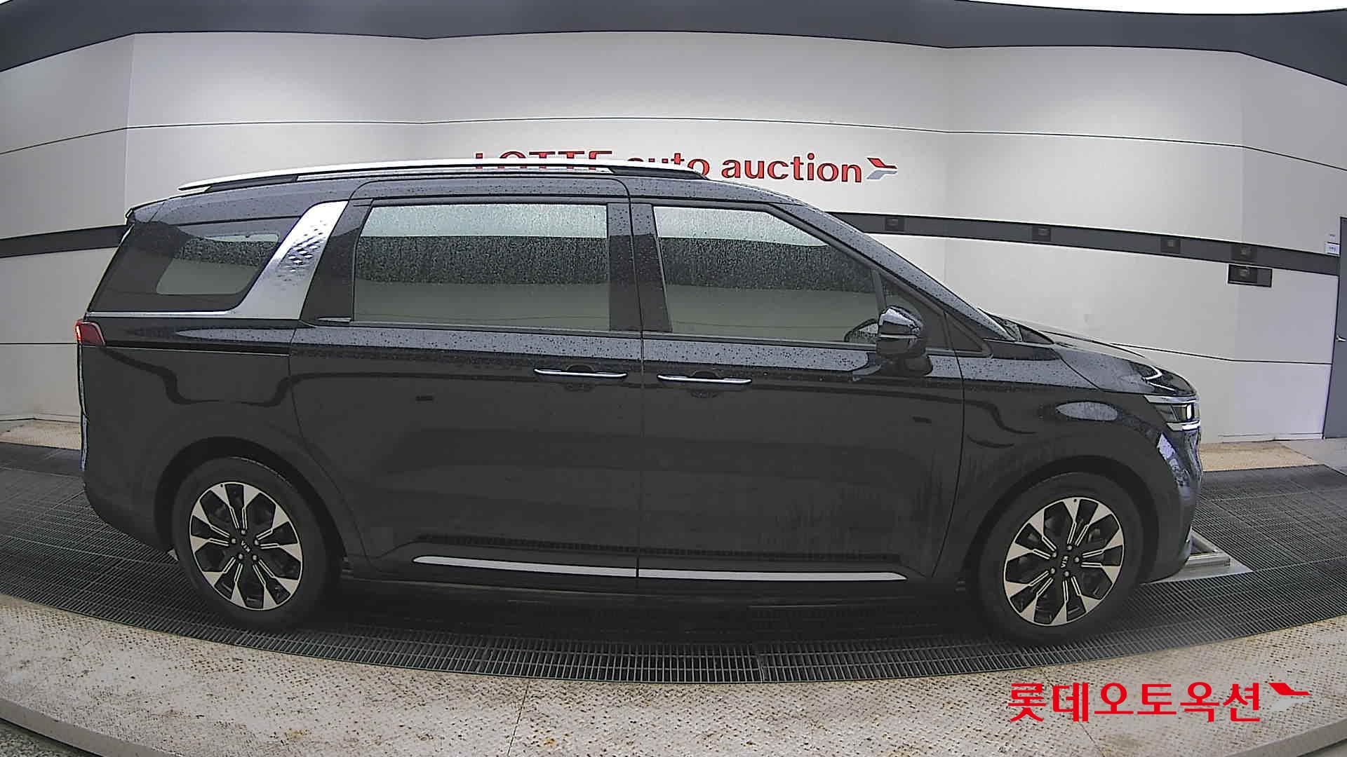 Kia Carnival - 21