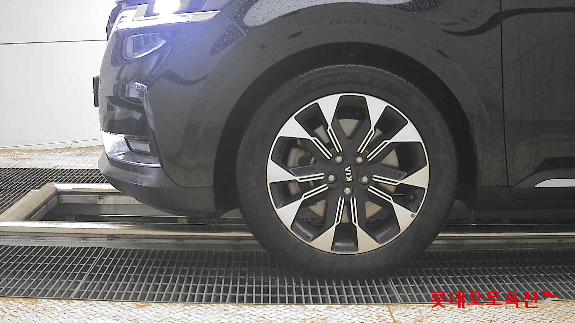 Kia Carnival - 25