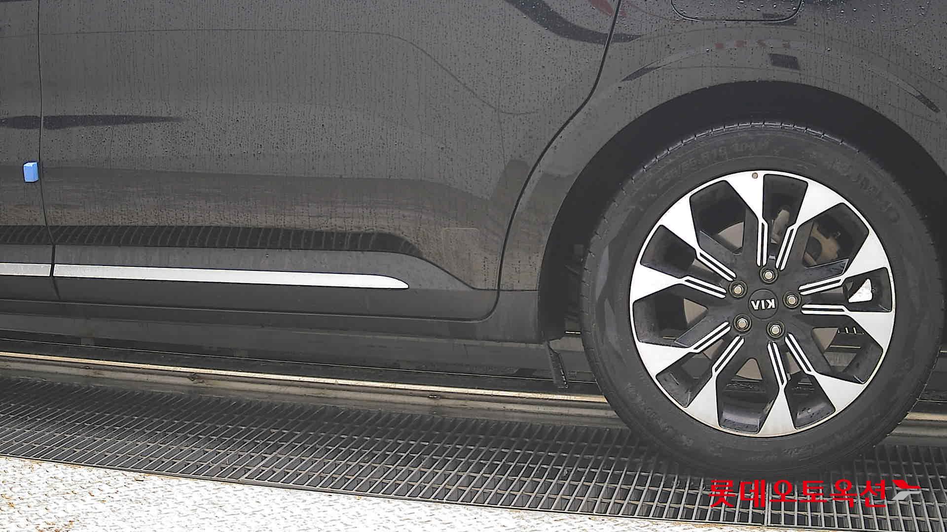 Kia Carnival - 26