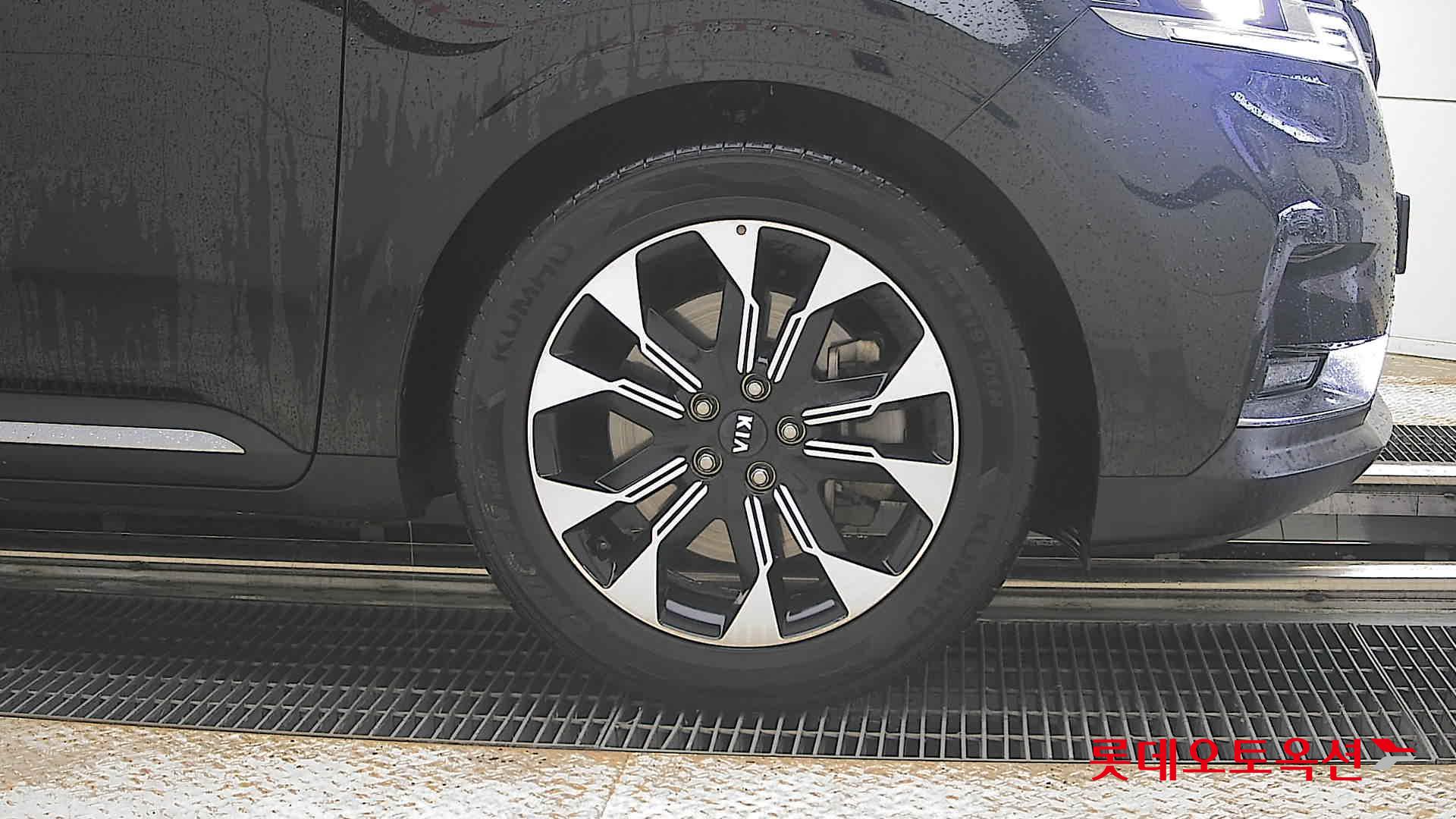 Kia Carnival - 27