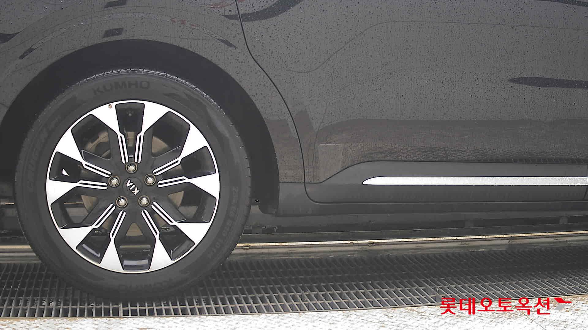 Kia Carnival - 28