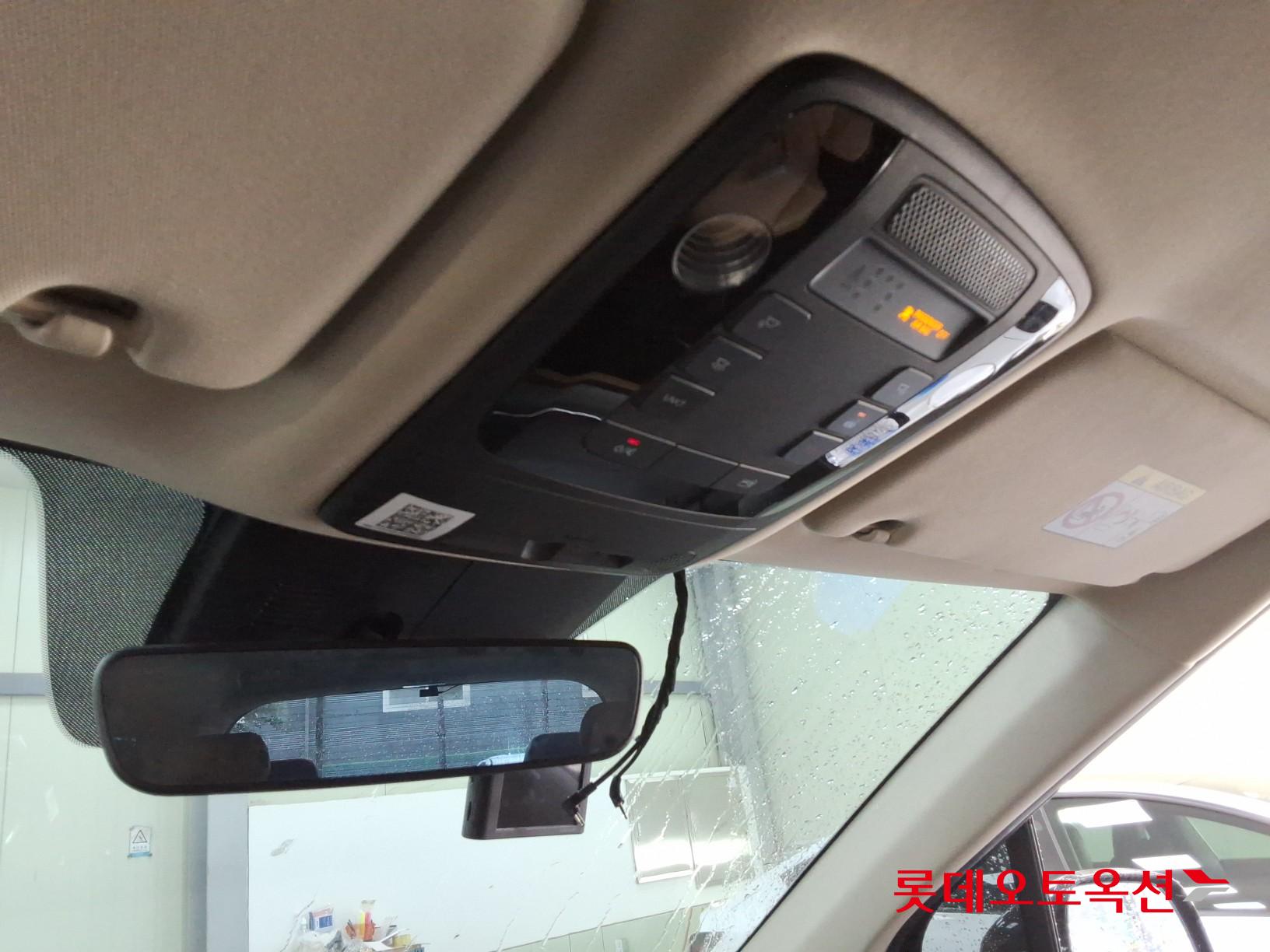 Kia Carnival - 32