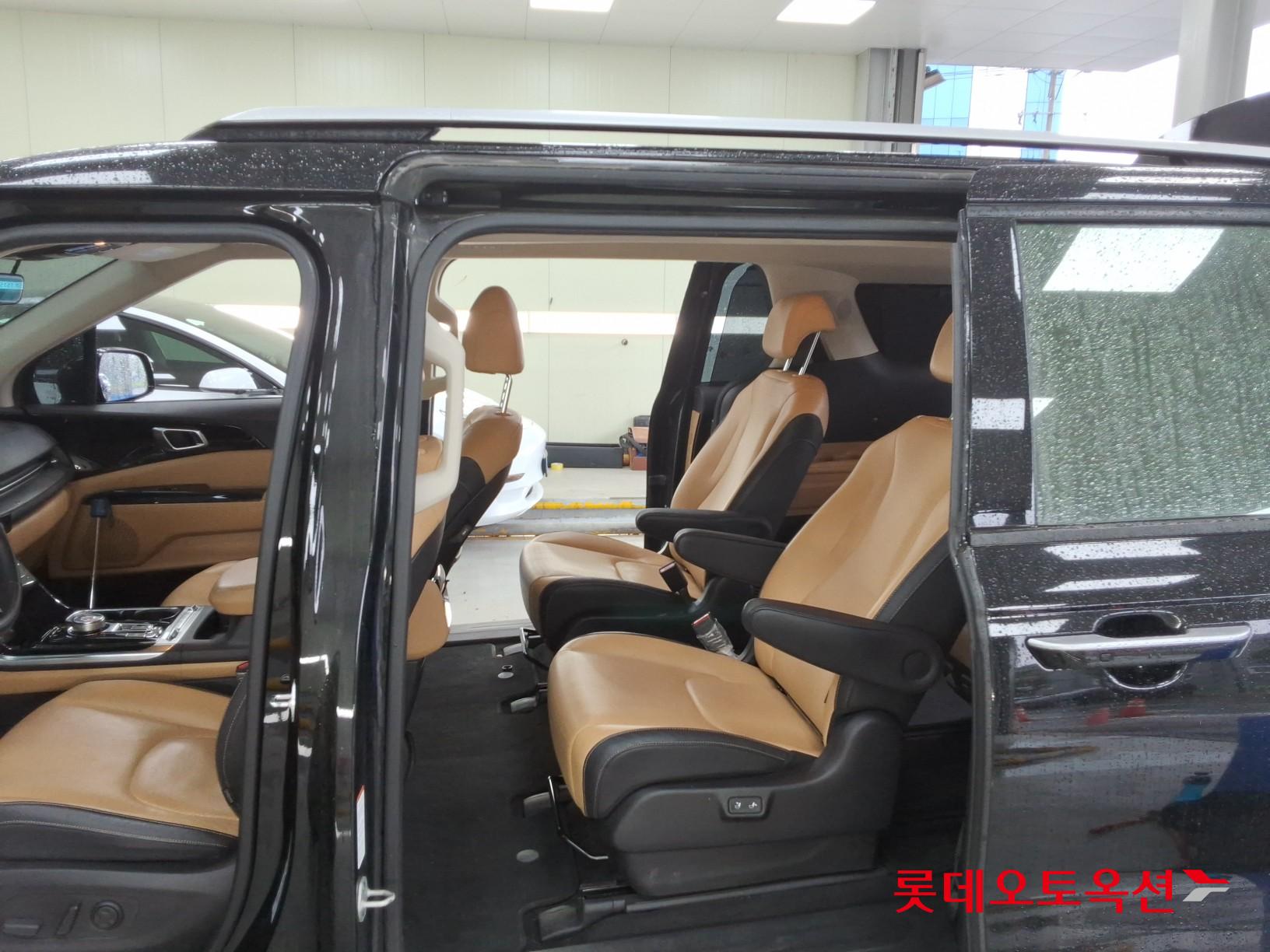 Kia Carnival - 38