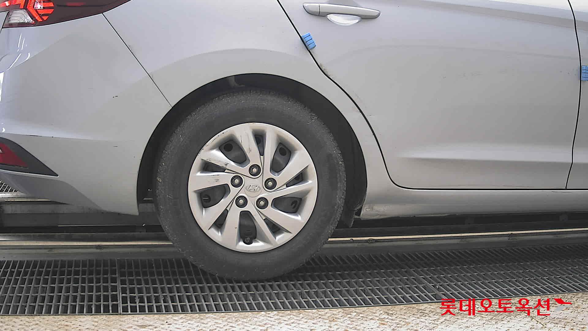 Hyundai Elantra - 28