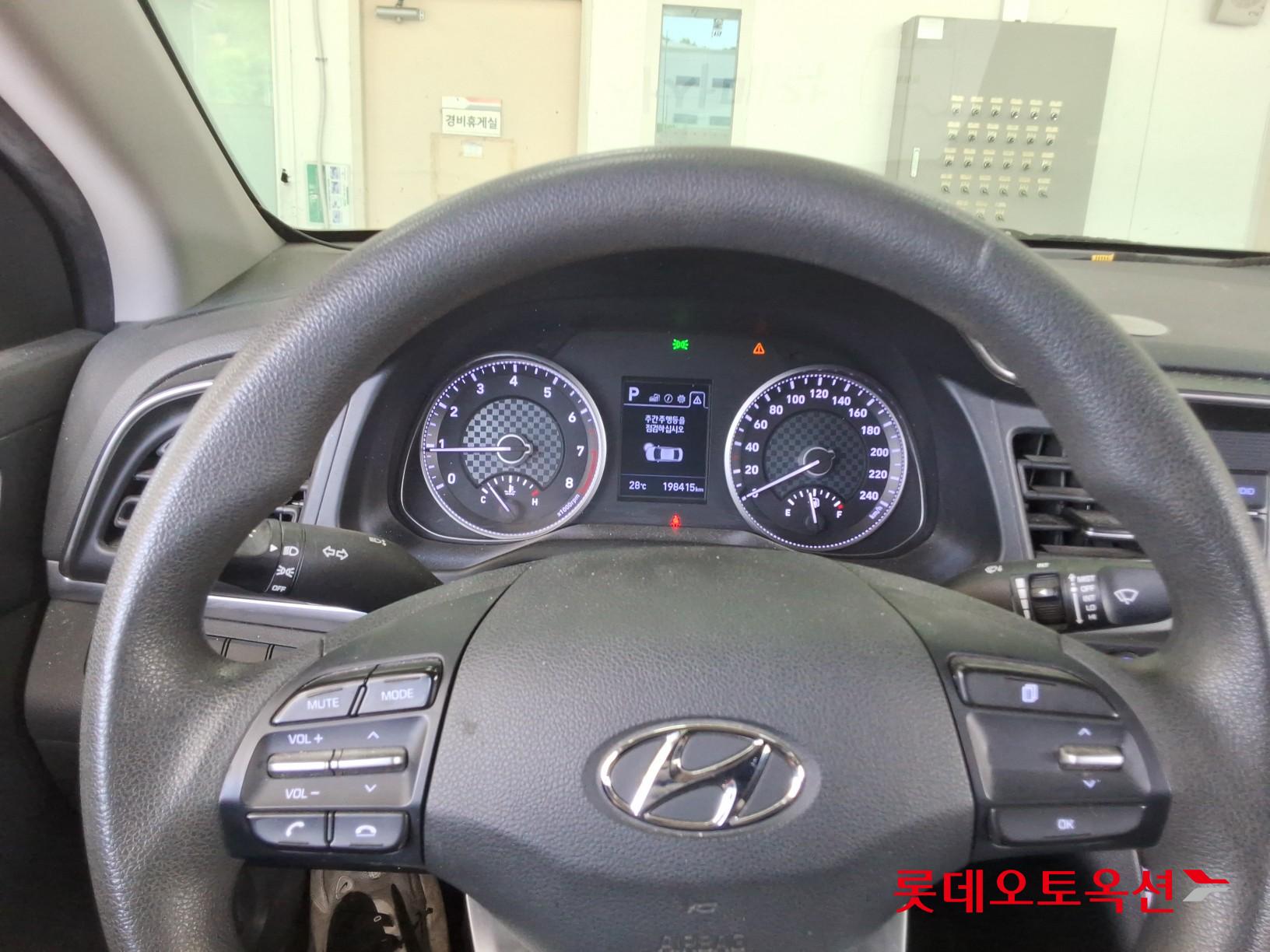 Hyundai Elantra - 30