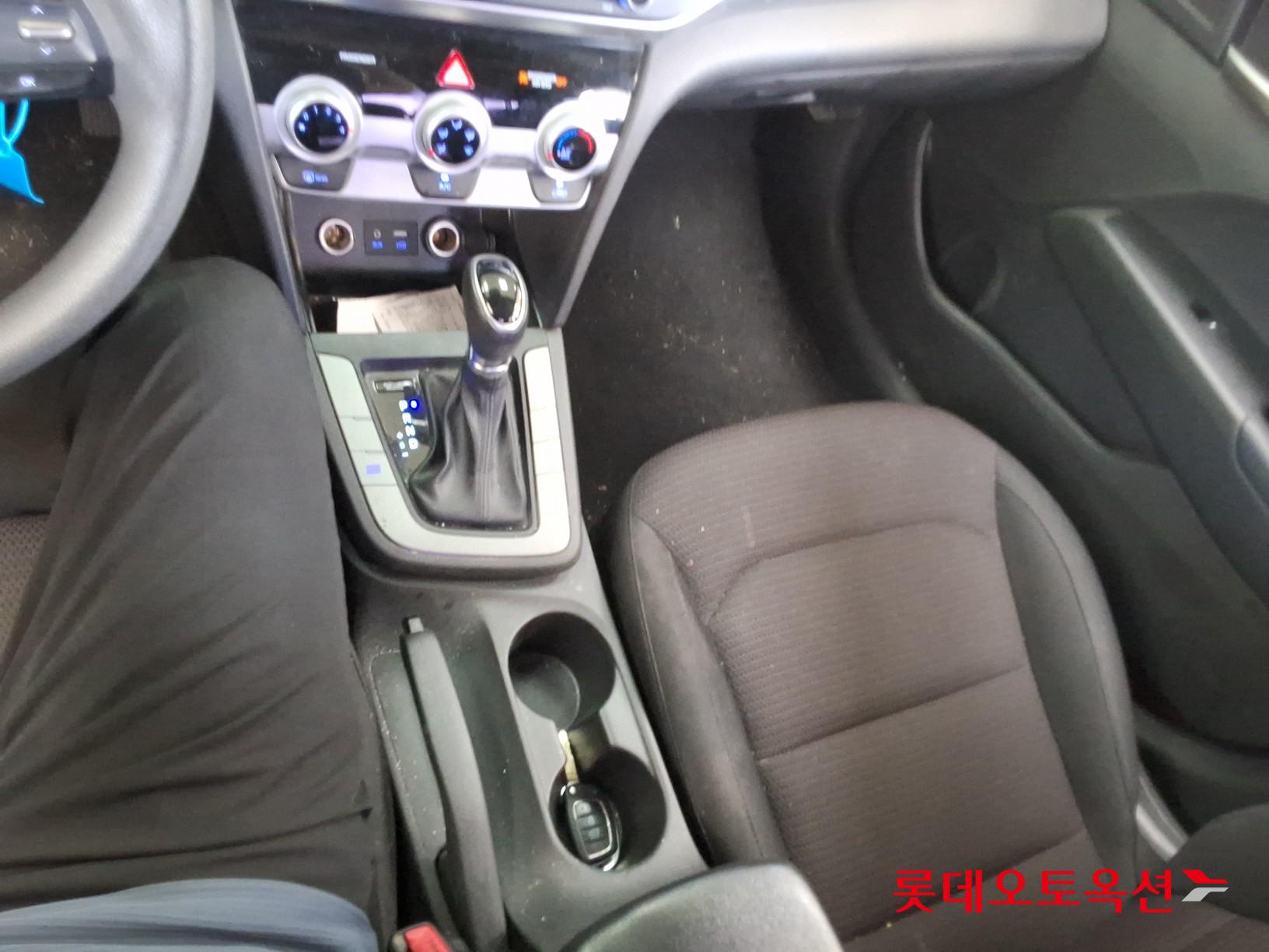 Hyundai Elantra - 33