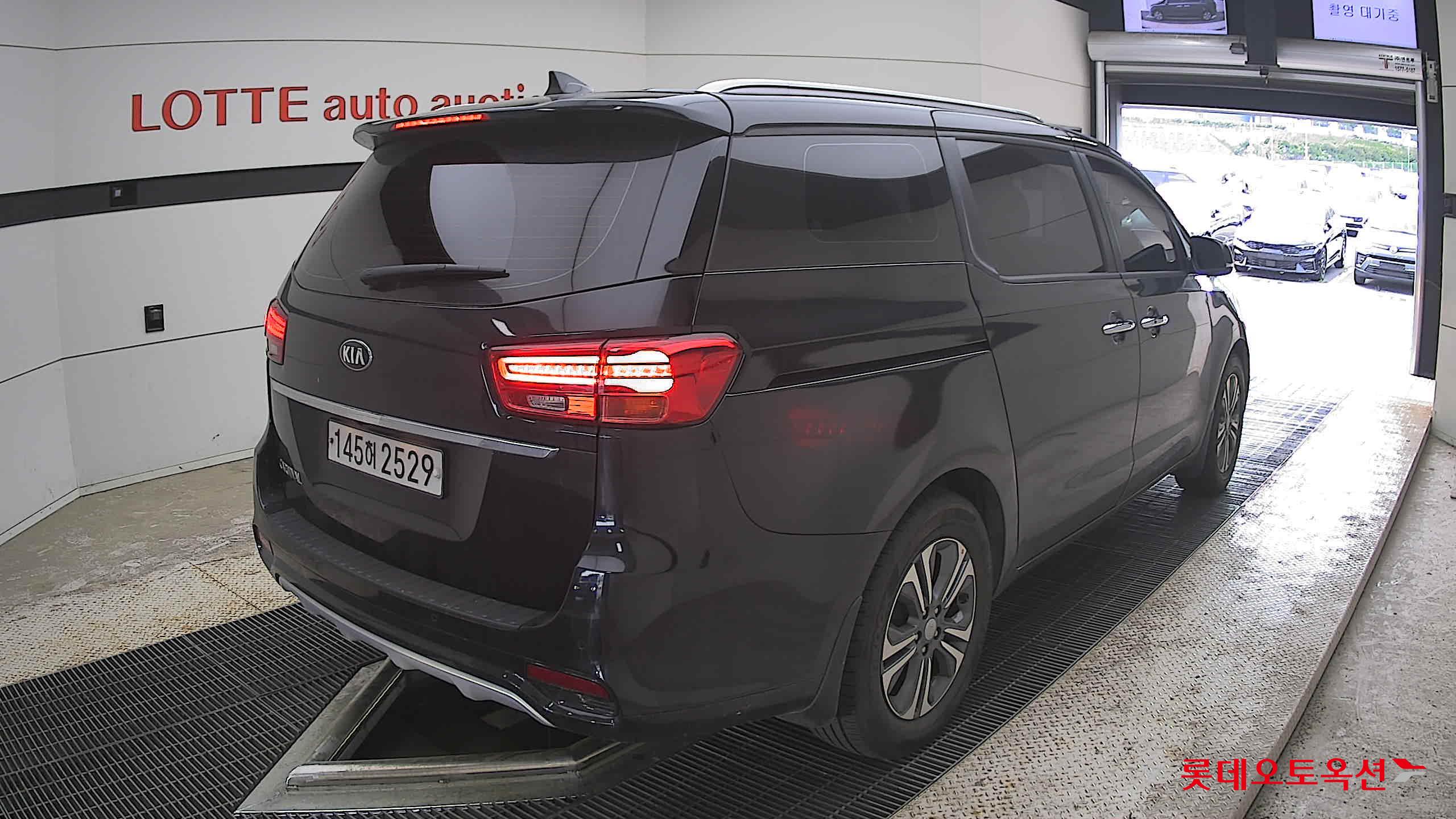 Kia New Carnival - 5
