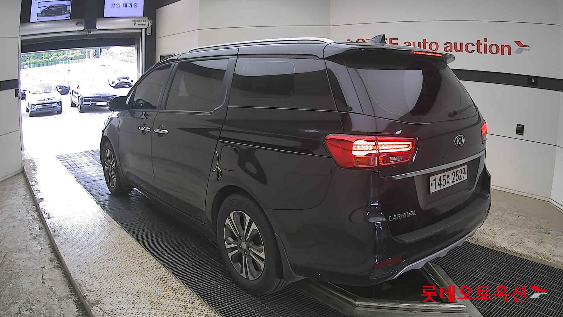 Kia New Carnival - 4